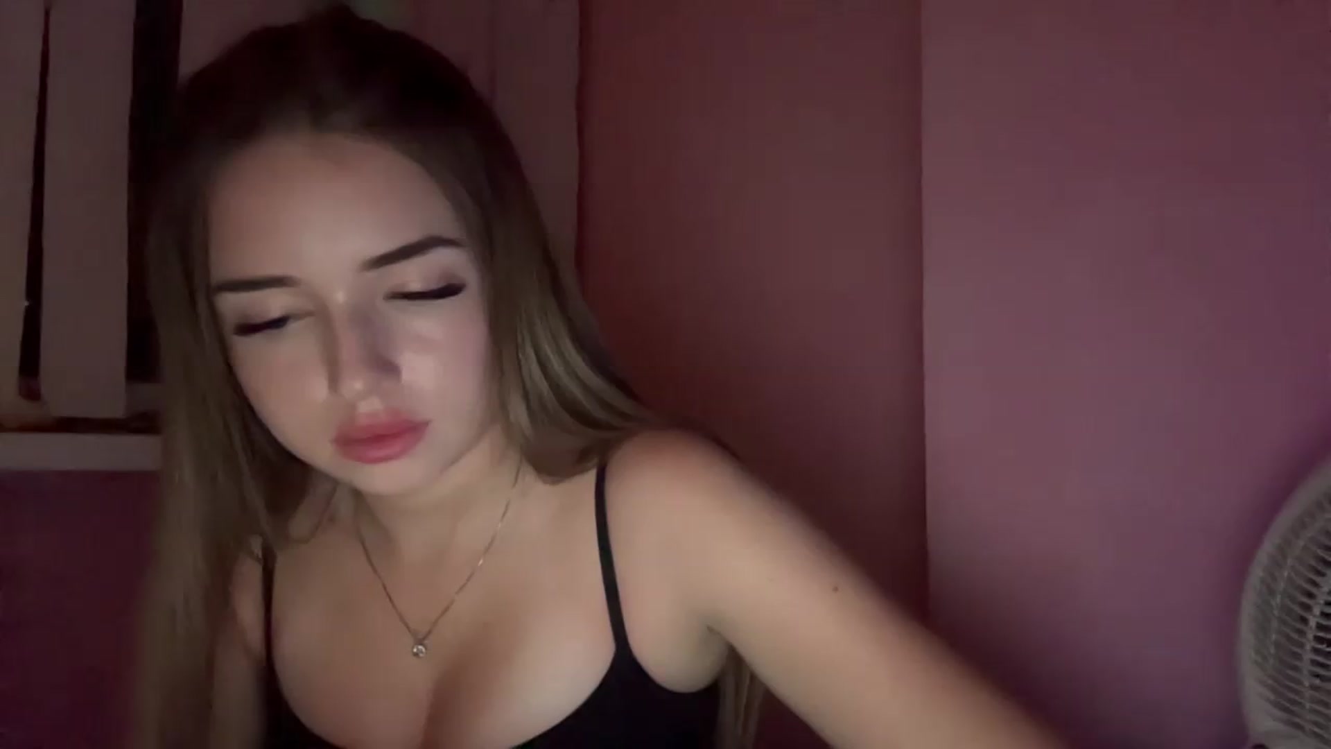 Gallery image thumbnail from ChloeeStar's myfreecams stream on, 08/17/2026, 20:04 image 4 of 20