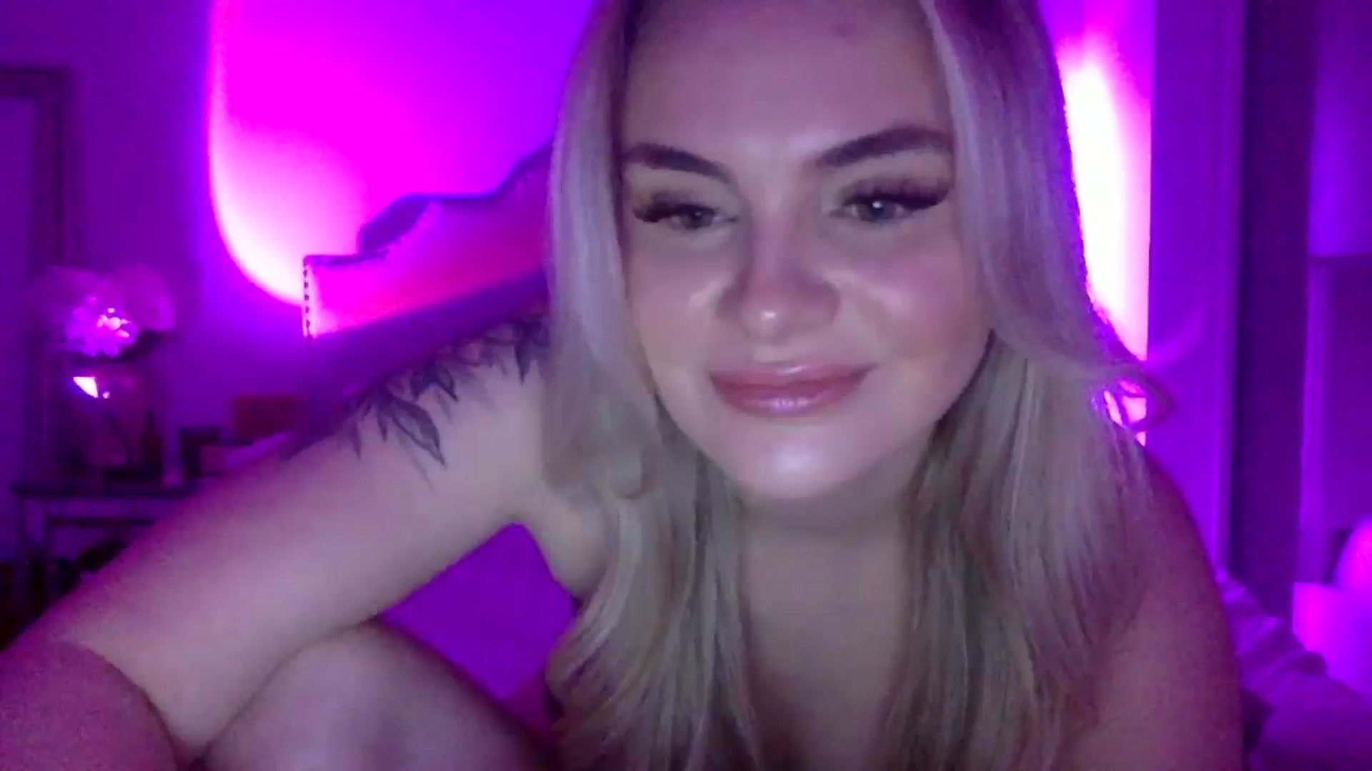 Gallery image thumbnail from Chloeluv7's myfreecams stream on, 11/23/2025, 06:36 image 15 of 20