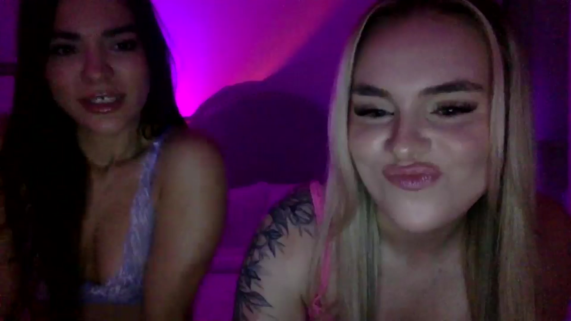 Gallery image thumbnail from Chloeluv7's myfreecams stream on, 12/10/2025, 01:50 image 16 of 20