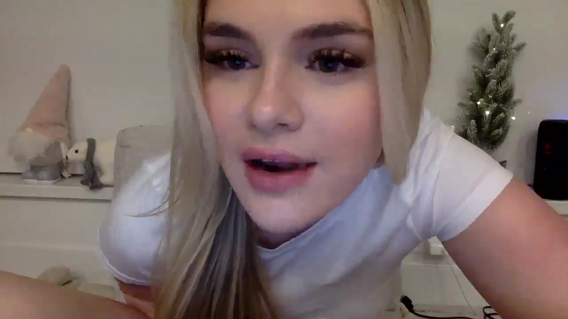 Gallery image thumbnail from Chloeluv7's myfreecams stream on, 12/18/2025, 05:39 image 10 of 20