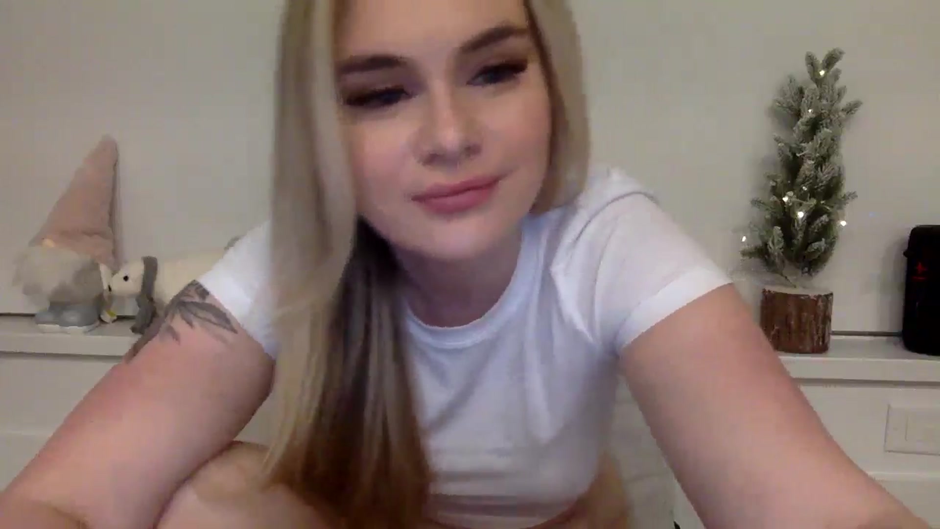 Gallery image thumbnail from Chloeluv7's myfreecams stream on, 12/18/2025, 05:39 image 15 of 20