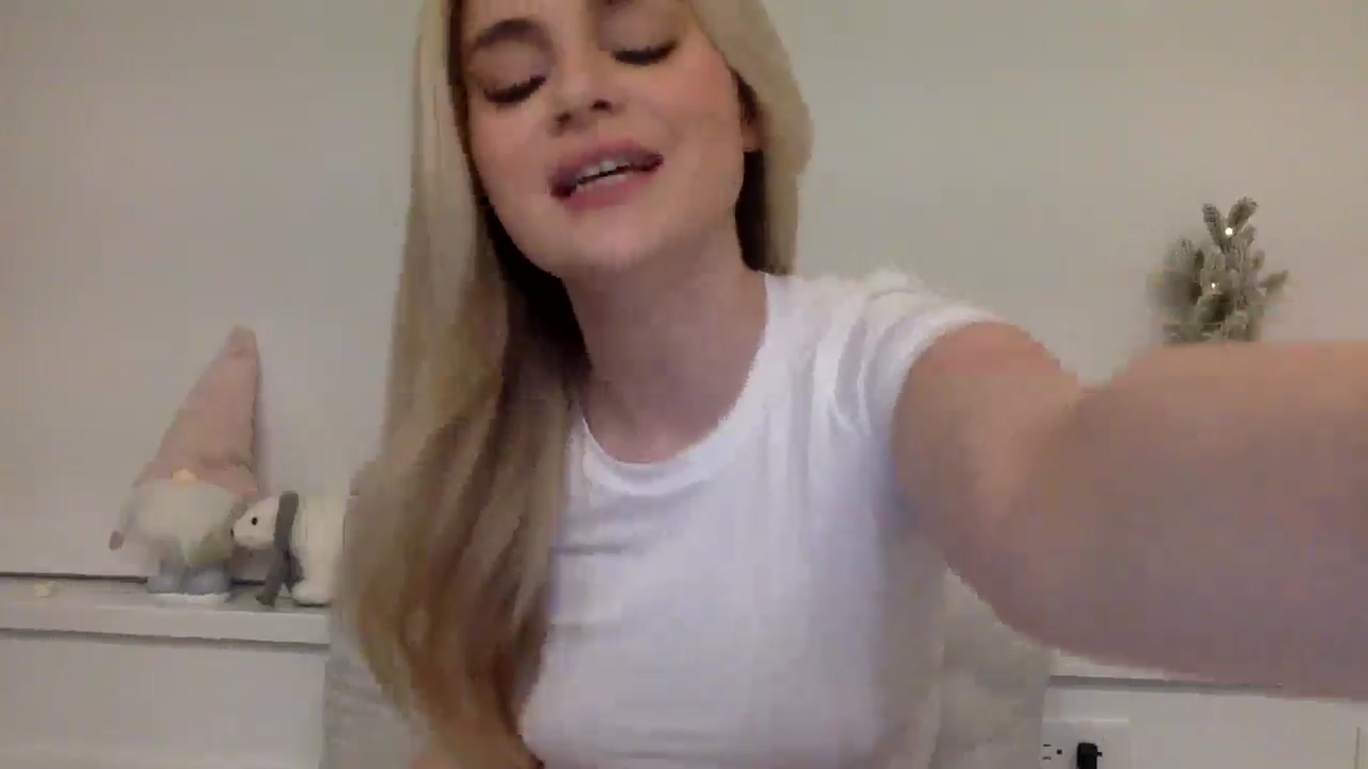Gallery image thumbnail from Chloeluv7's myfreecams stream on, 12/18/2025, 05:39 image 2 of 20