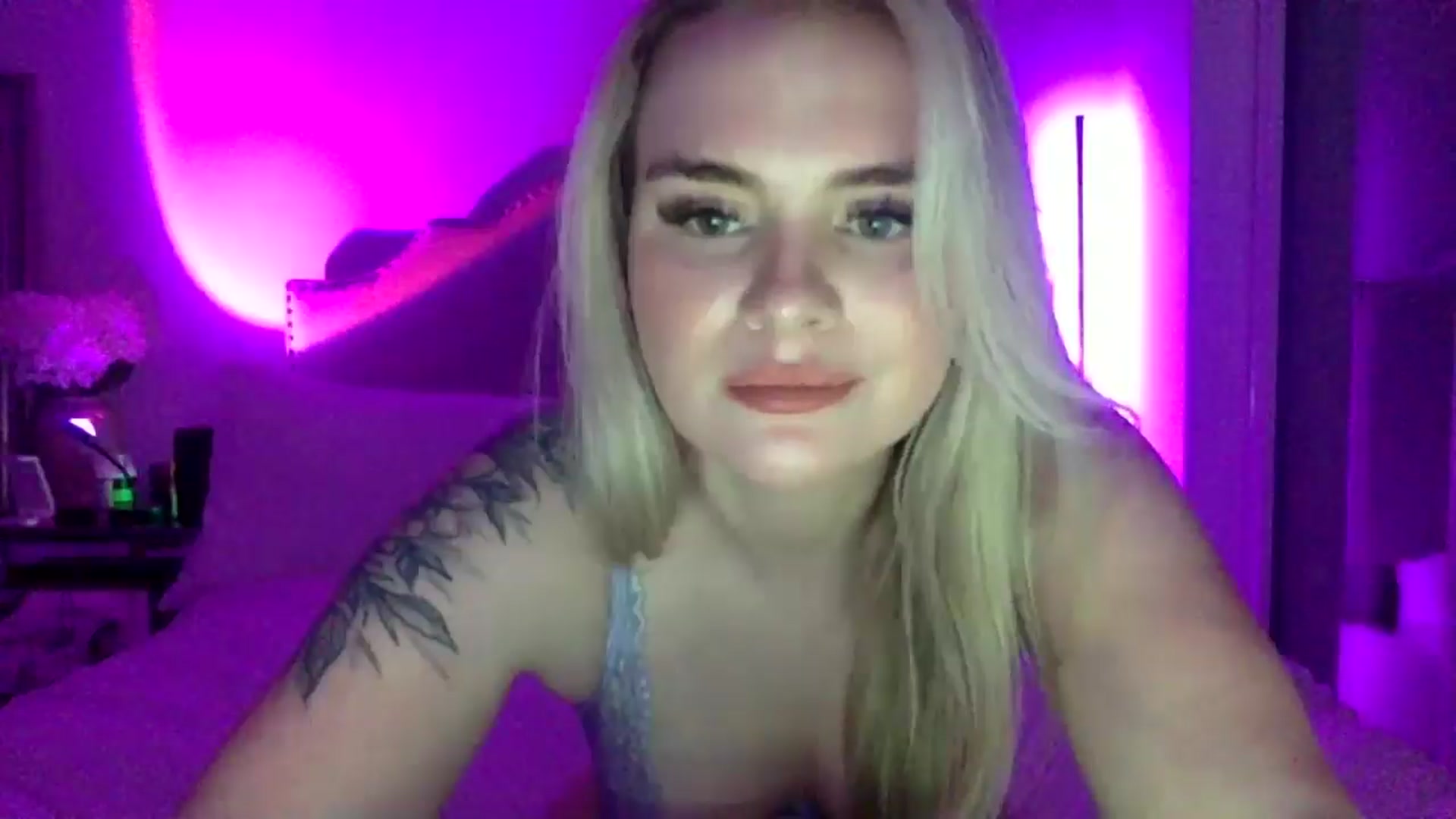 Gallery image thumbnail from Chloeluv7's myfreecams stream on, 12/21/2025, 08:09 image 14 of 20