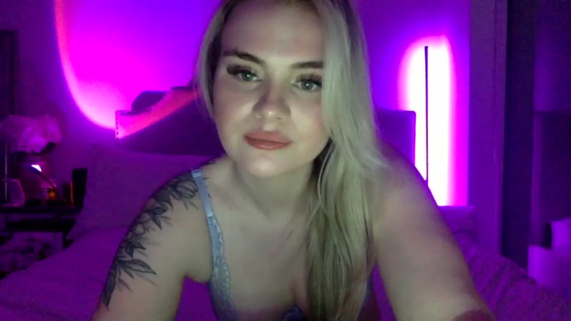 Gallery image thumbnail from Chloeluv7's myfreecams stream on, 12/21/2025, 08:09 image 16 of 20
