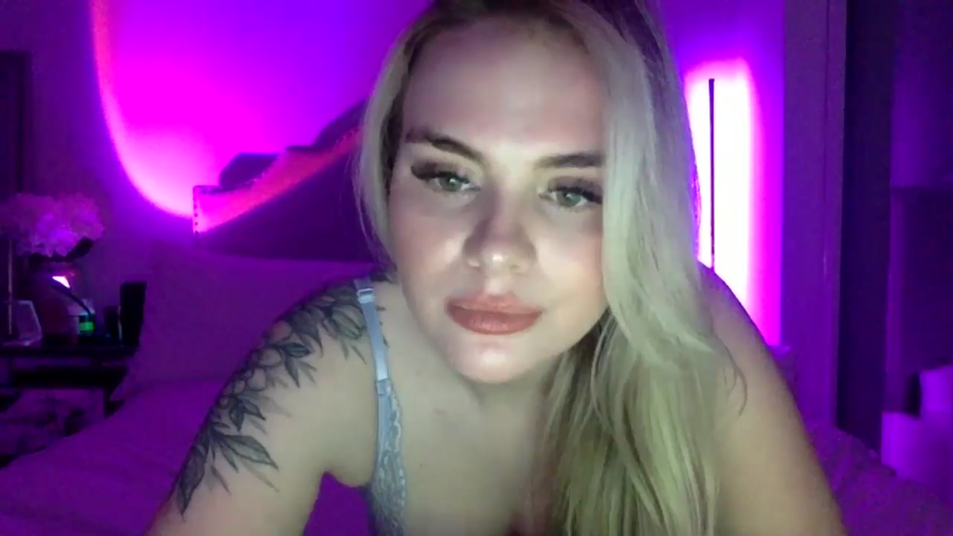 Gallery image thumbnail from Chloeluv7's myfreecams stream on, 12/21/2025, 08:09 image 17 of 20