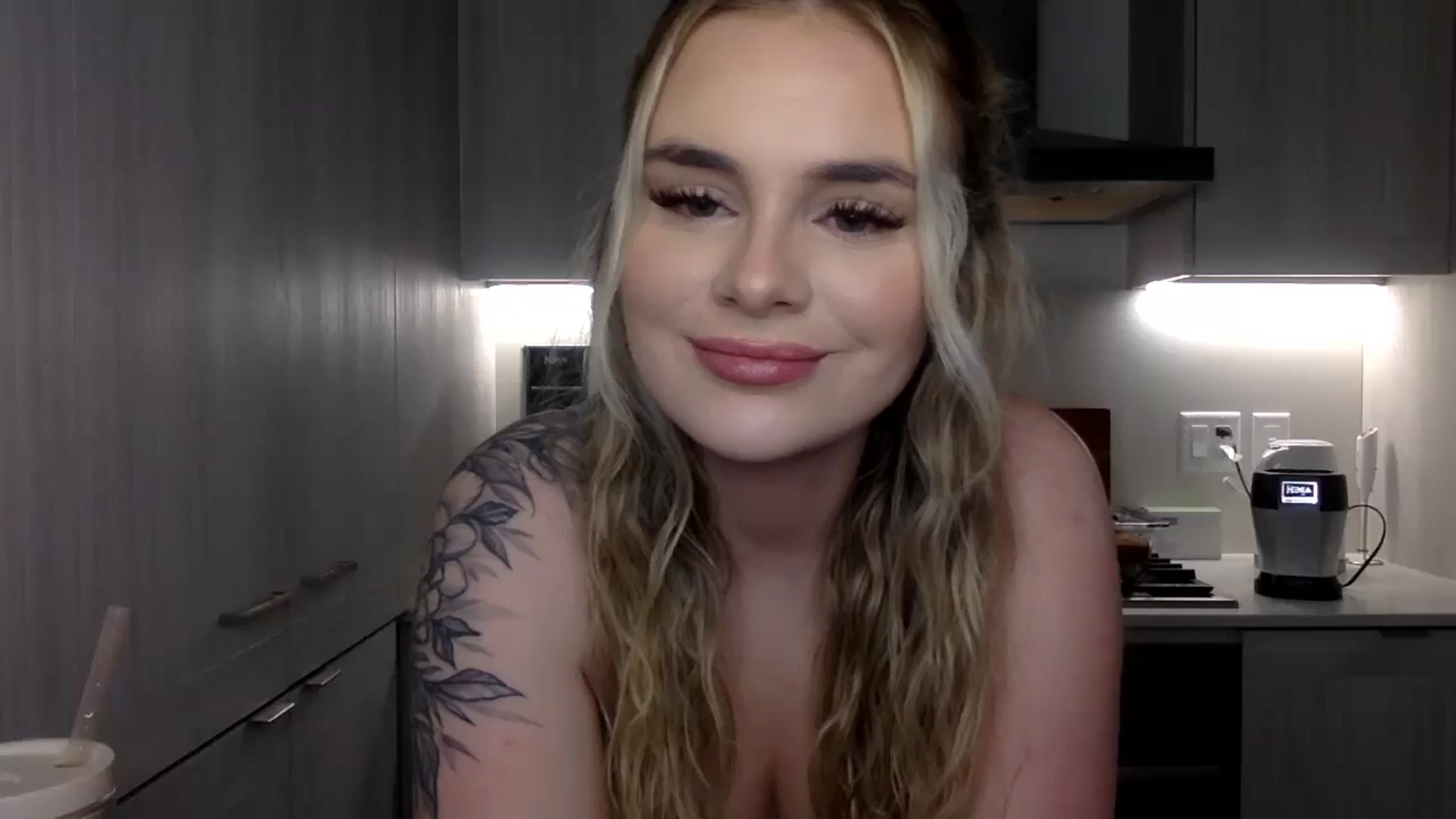 Gallery image thumbnail from Chloeluv7's myfreecams stream on, 12/28/2025, 05:18 image 18 of 20