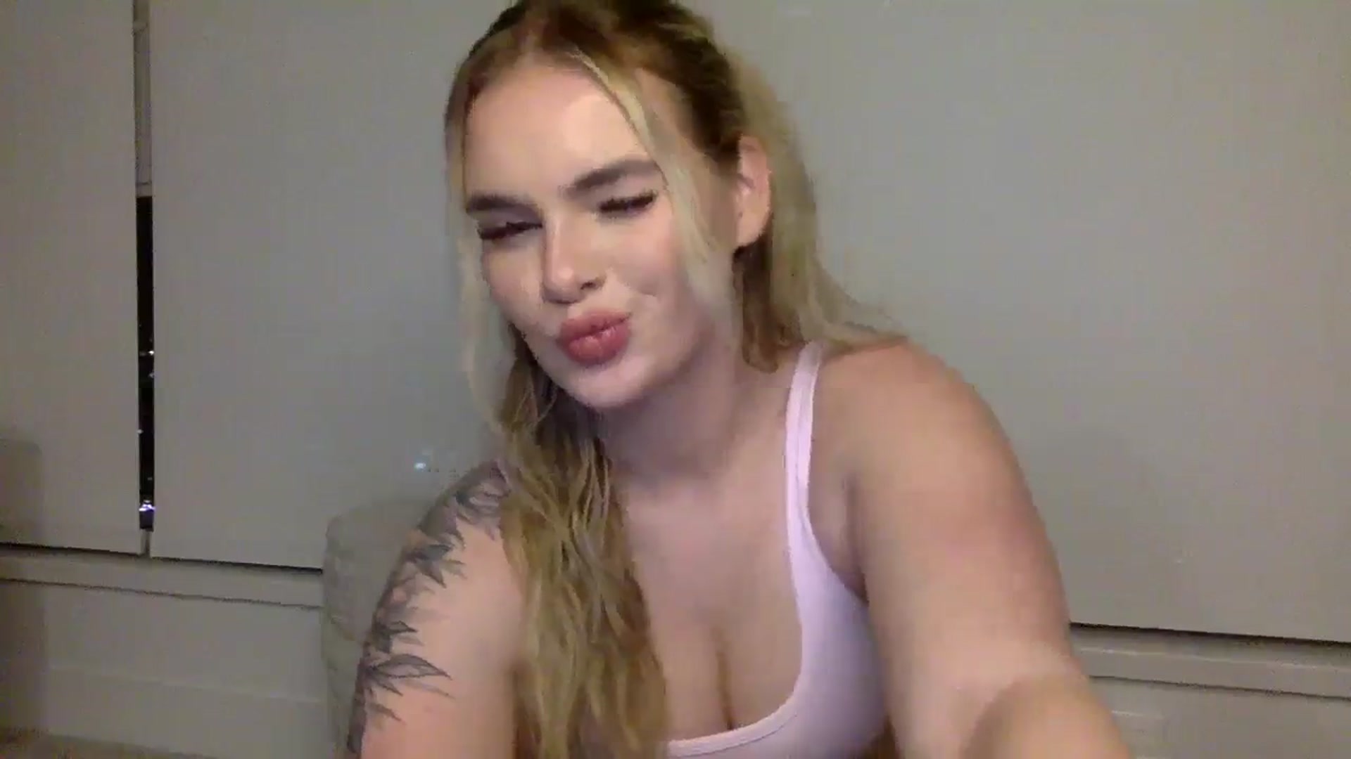 Gallery image thumbnail from Chloeluv7's myfreecams stream on, 12/28/2025, 08:37 image 3 of 20