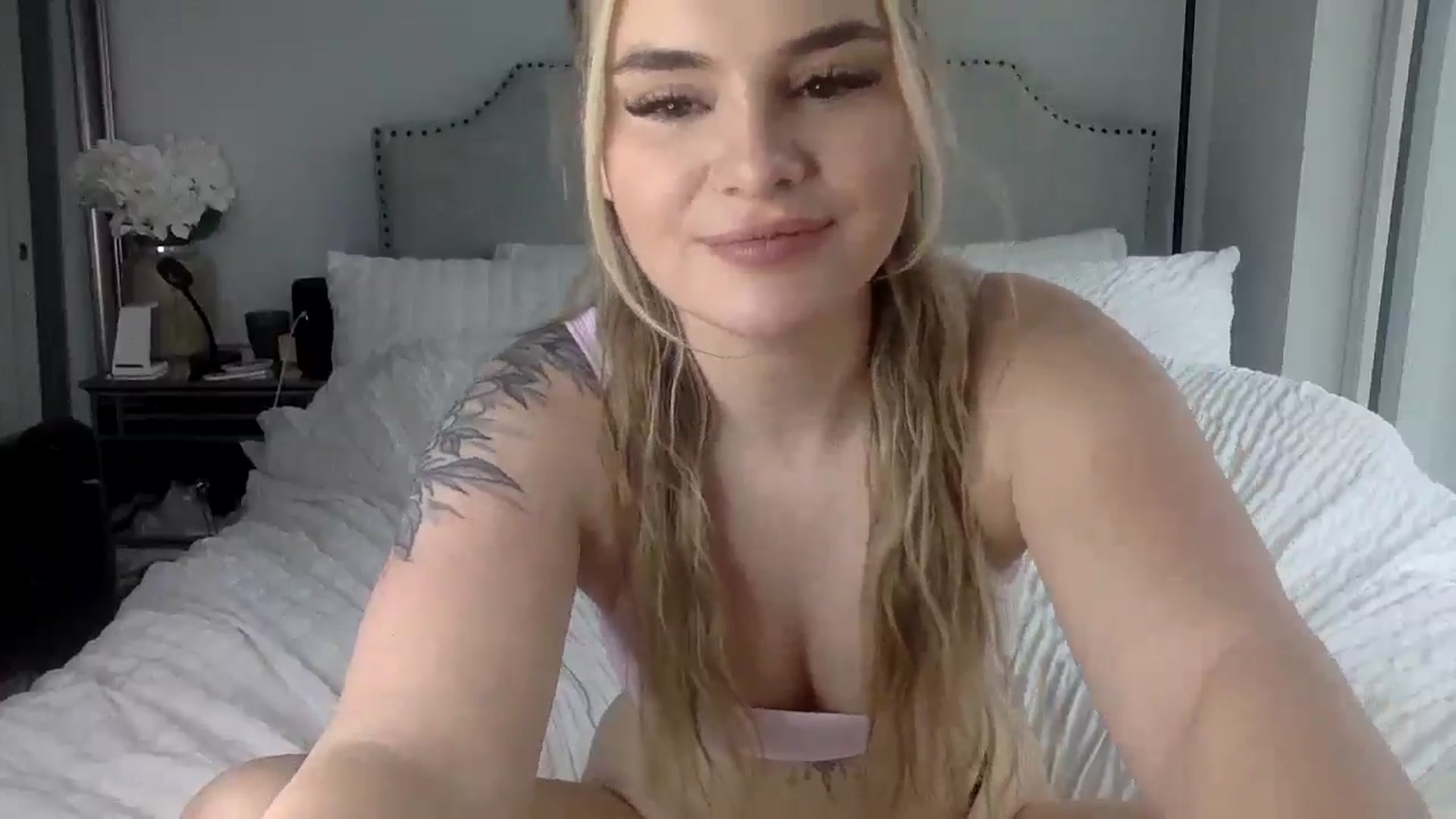 Gallery image thumbnail from Chloeluv7's myfreecams stream on, 12/28/2025, 22:54 image 9 of 20