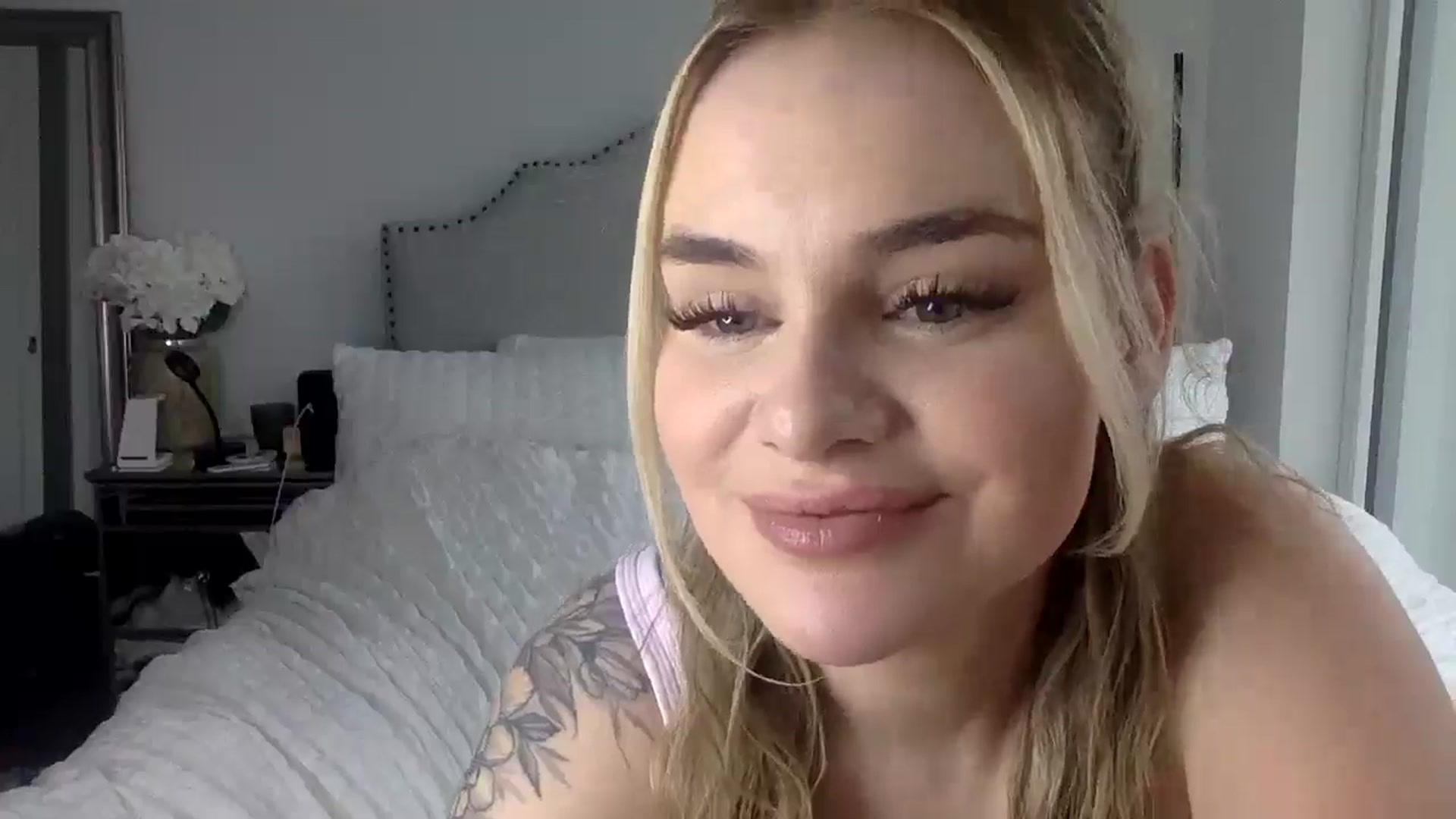 Gallery image thumbnail from Chloeluv7's myfreecams stream on, 12/28/2025, 22:54 image 3 of 20
