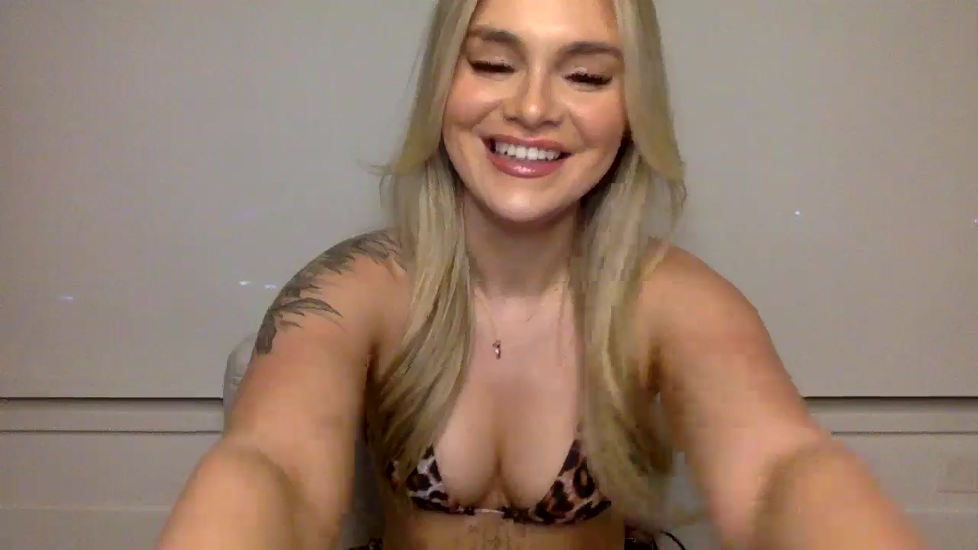 Gallery image thumbnail from Chloeluv7's myfreecams stream on, 01/06/2026, 04:53 image 8 of 20