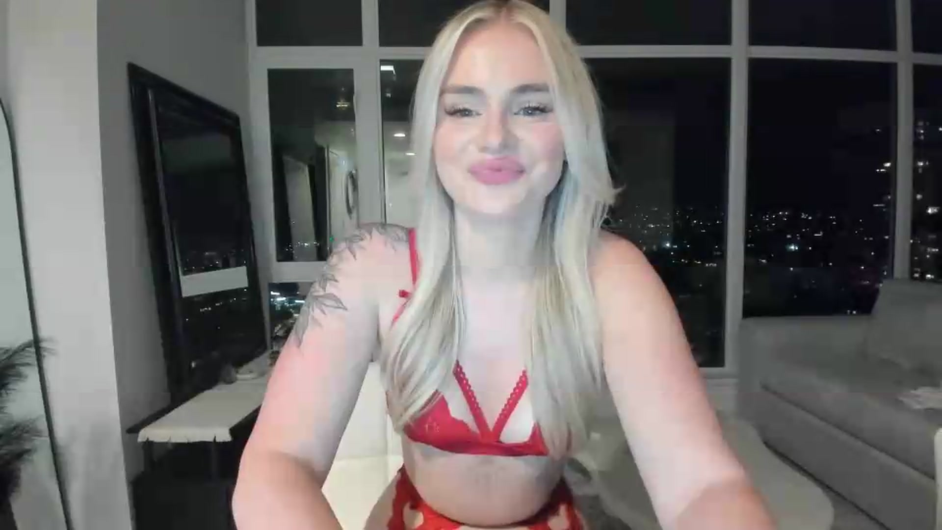 Gallery image thumbnail from Chloeluv7's myfreecams stream on, 05/25/2026, 07:35 image 14 of 20