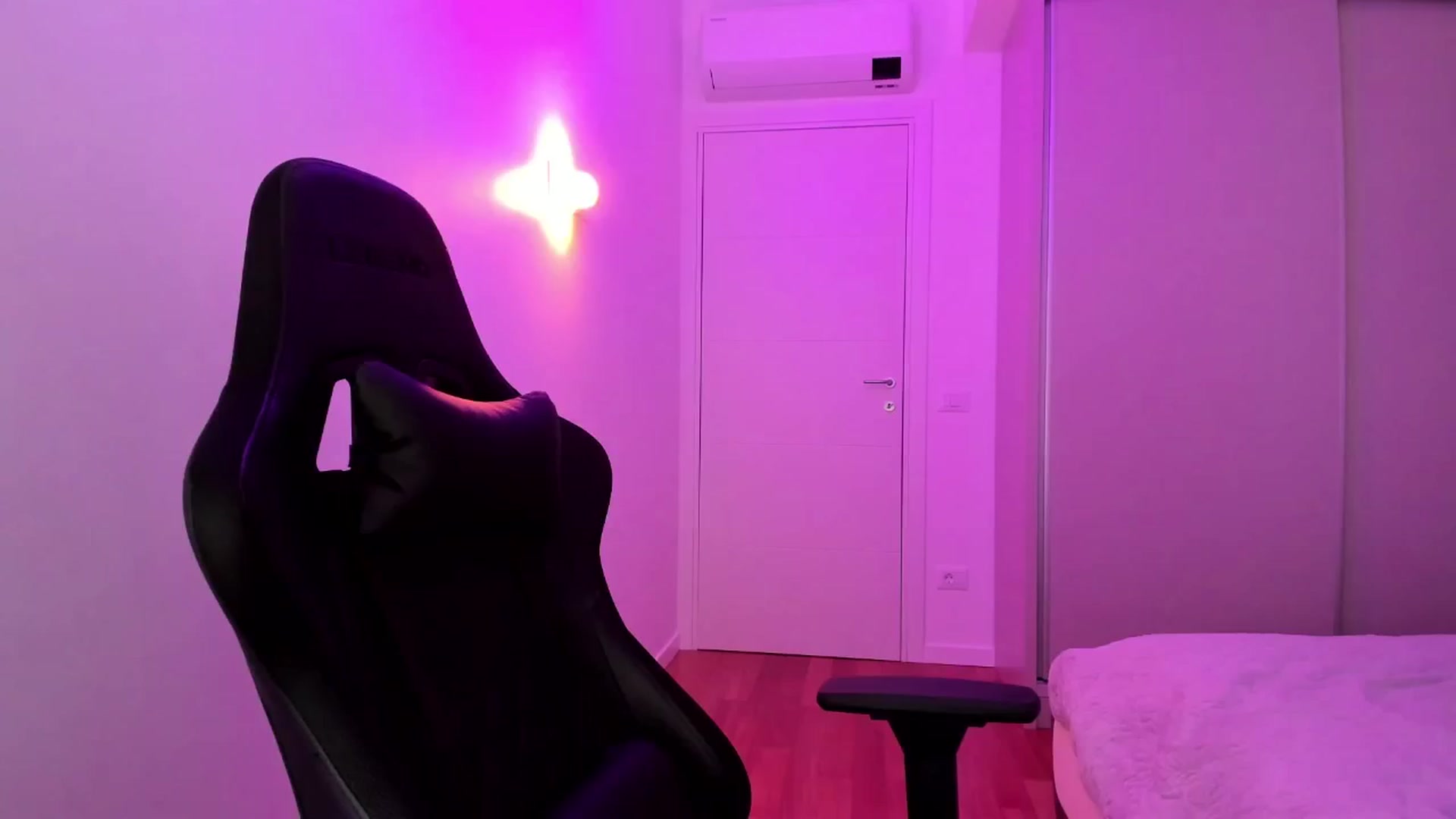 Gallery image thumbnail from Chris_girl's myfreecams stream on, 12/15/2024, 23:43 image 2 of 20