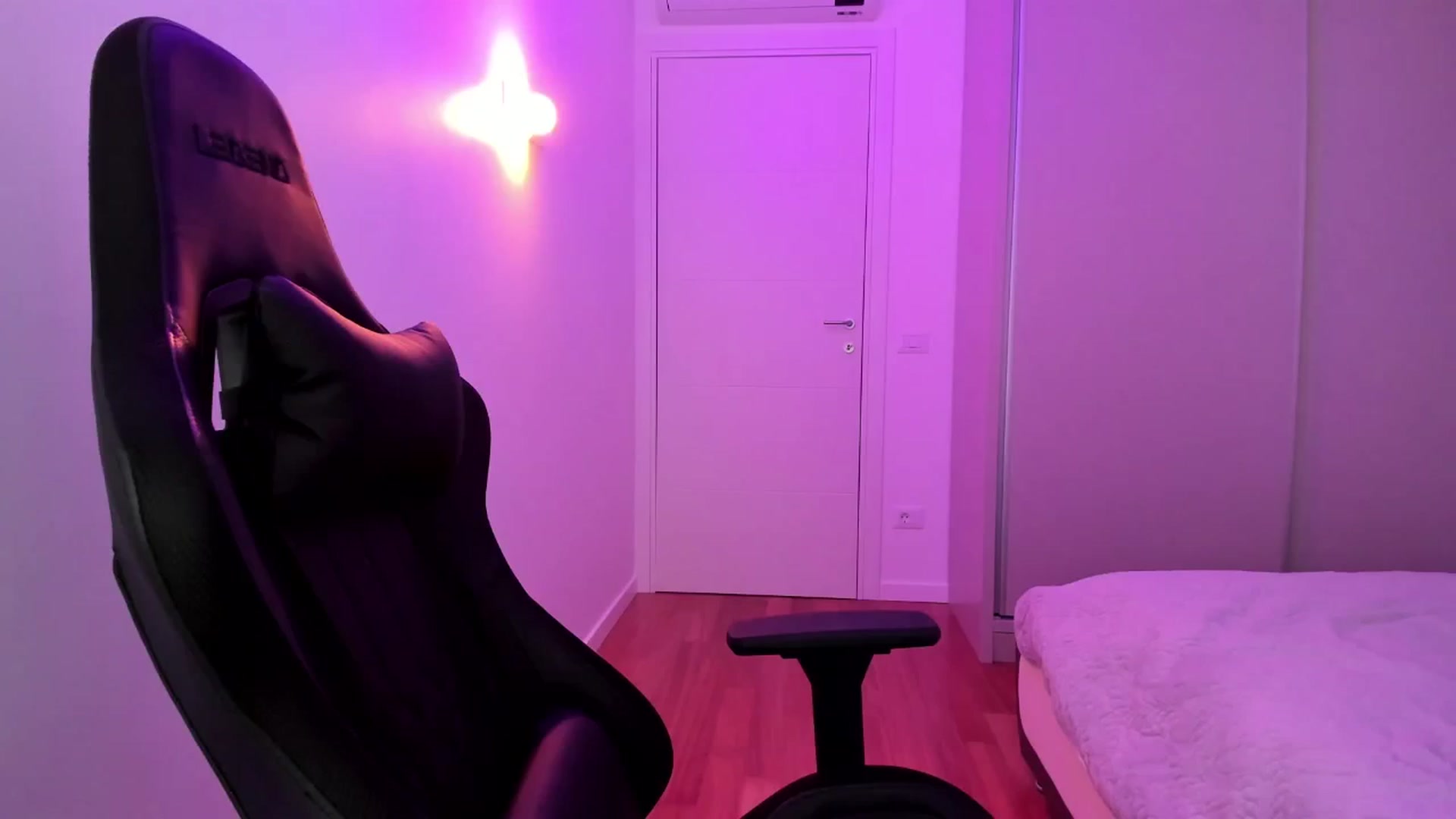 Gallery image thumbnail from Chris_girl's myfreecams stream on, 12/15/2024, 23:43 image 8 of 20
