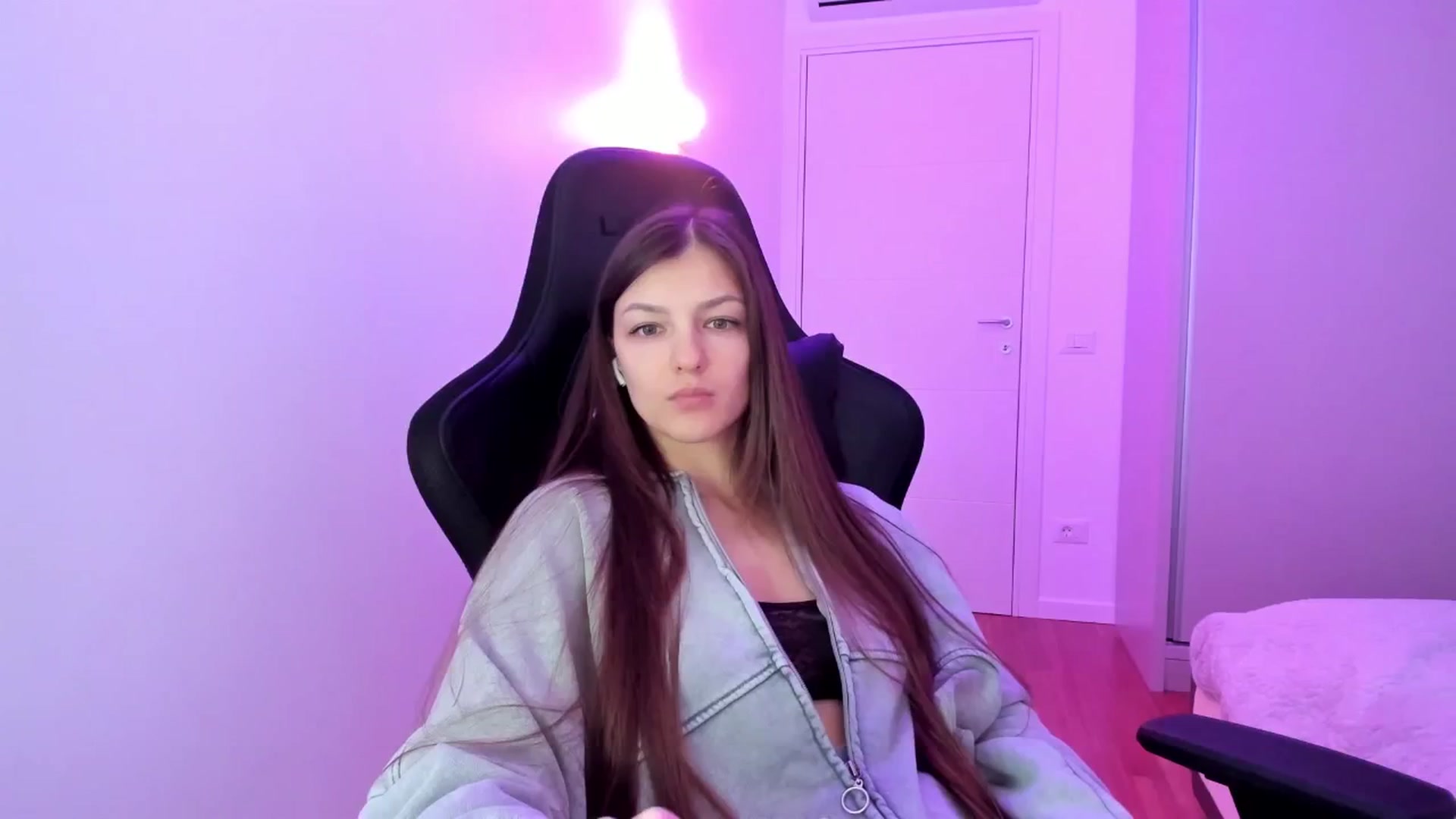 Gallery image thumbnail from Chris_girl's myfreecams stream on, 12/15/2024, 23:43 image 7 of 20