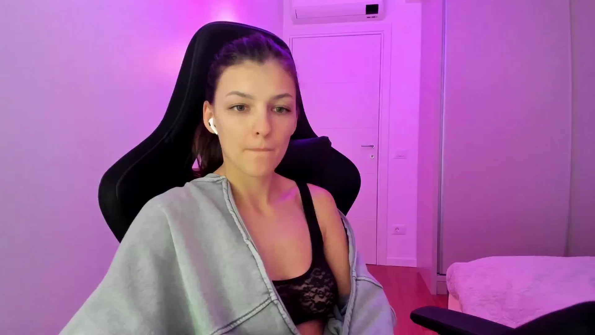 Gallery image thumbnail from Chris_girl's myfreecams stream on, 12/15/2024, 23:43 image 17 of 20