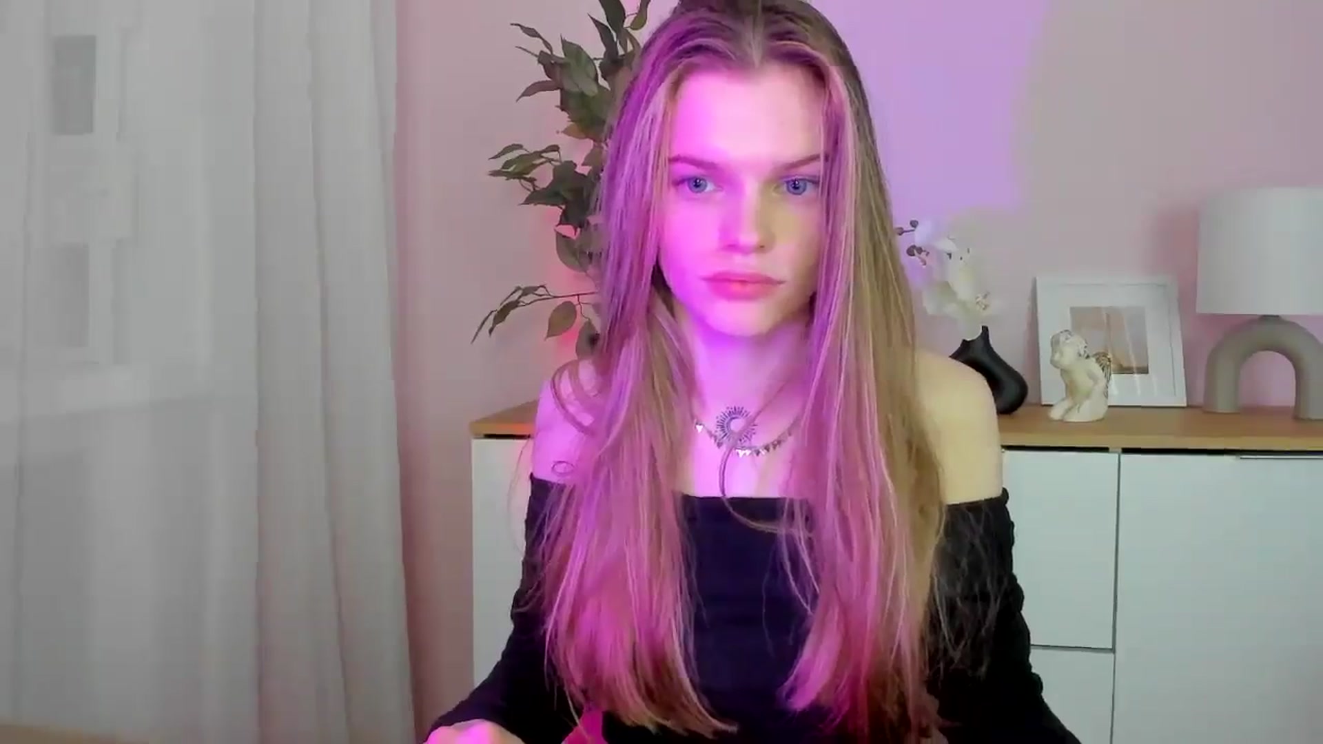 Gallery image thumbnail from ChristinaWave's myfreecams stream on, 12/11/2025, 13:46 image 18 of 20