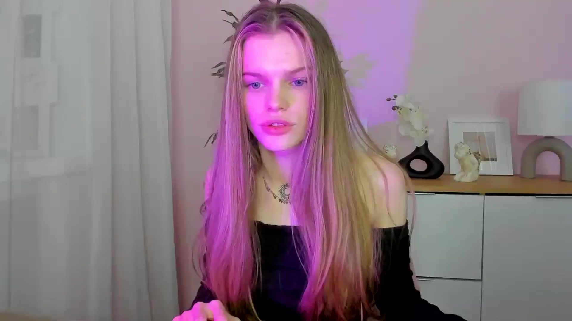Gallery image thumbnail from ChristinaWave's myfreecams stream on, 12/11/2025, 13:46 image 17 of 20