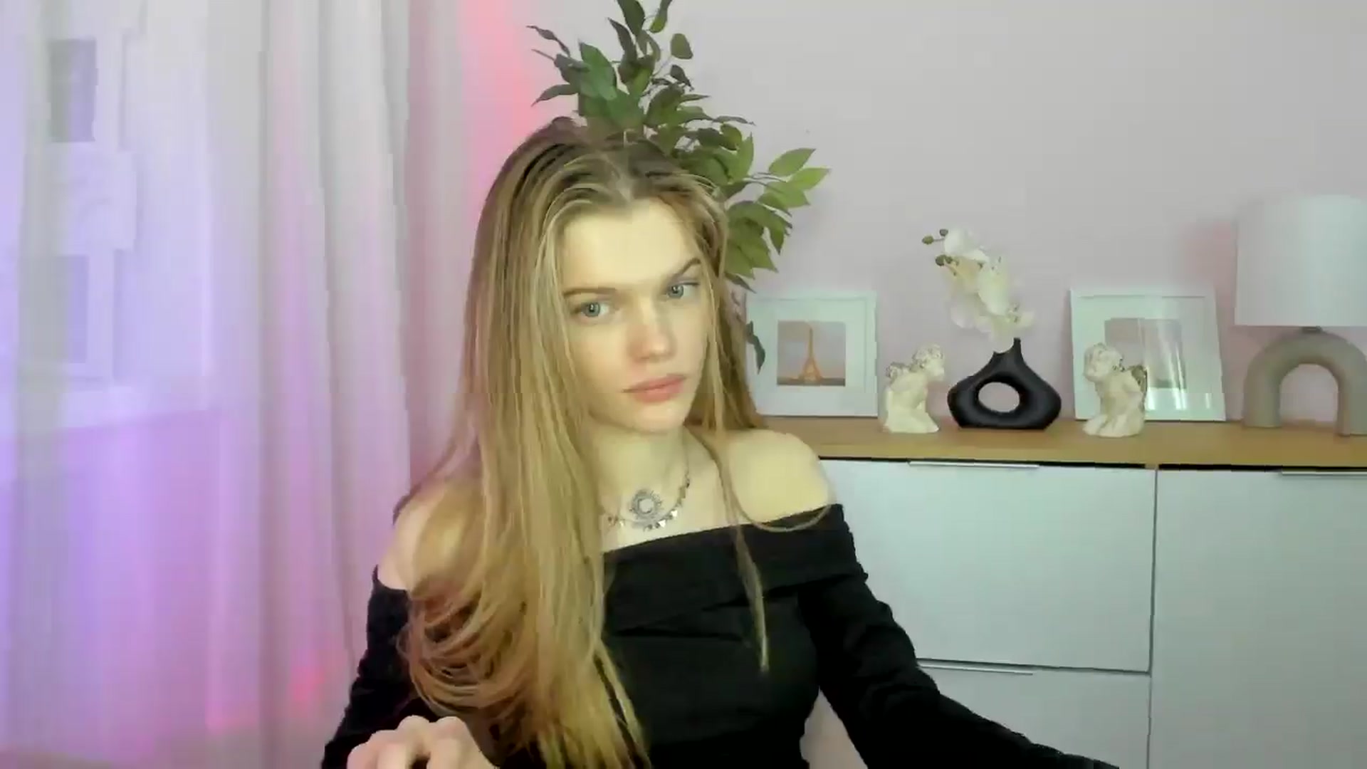 Gallery image thumbnail from ChristinaWave's myfreecams stream on, 12/11/2025, 13:46 image 10 of 20