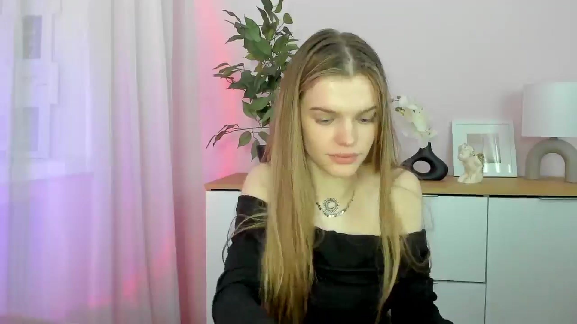 Gallery image thumbnail from ChristinaWave's myfreecams stream on, 12/11/2025, 13:46 image 16 of 20