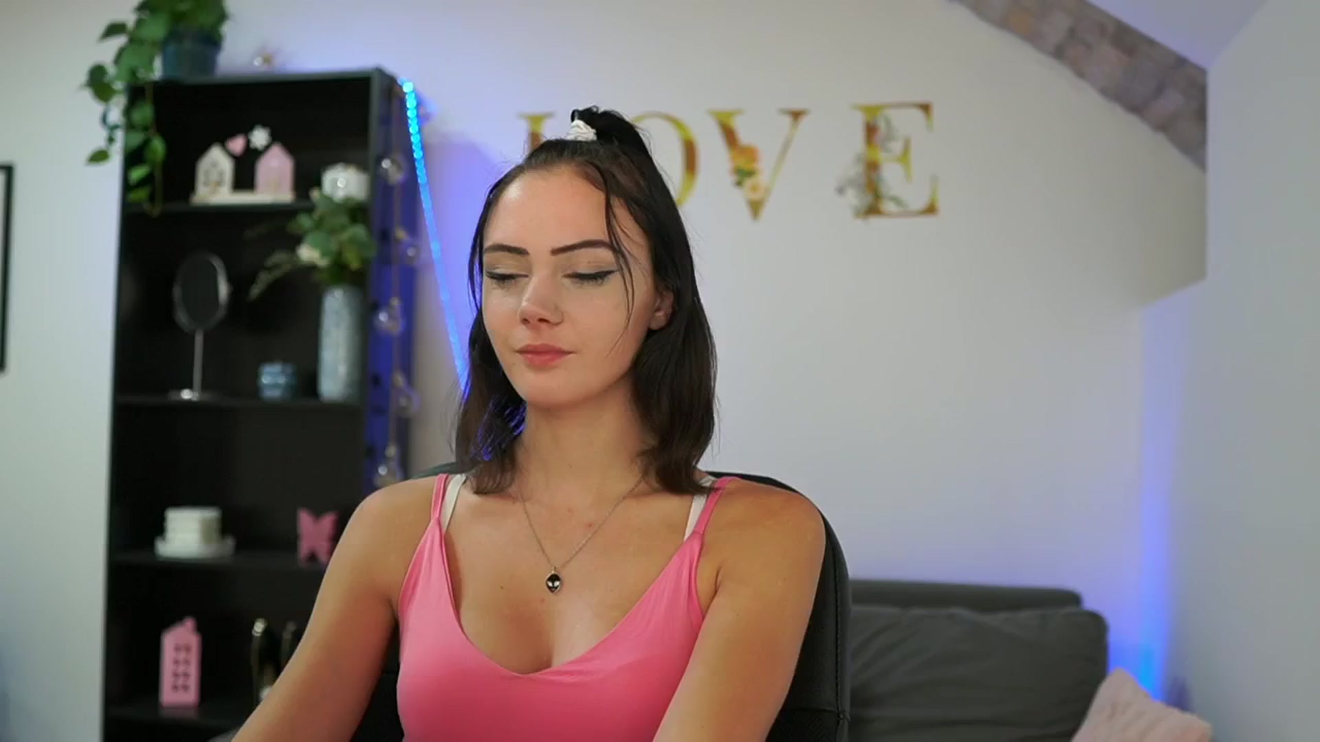 Gallery image thumbnail from Christina_R's myfreecams stream on, 05/16/2024, 15:06 image 3 of 20