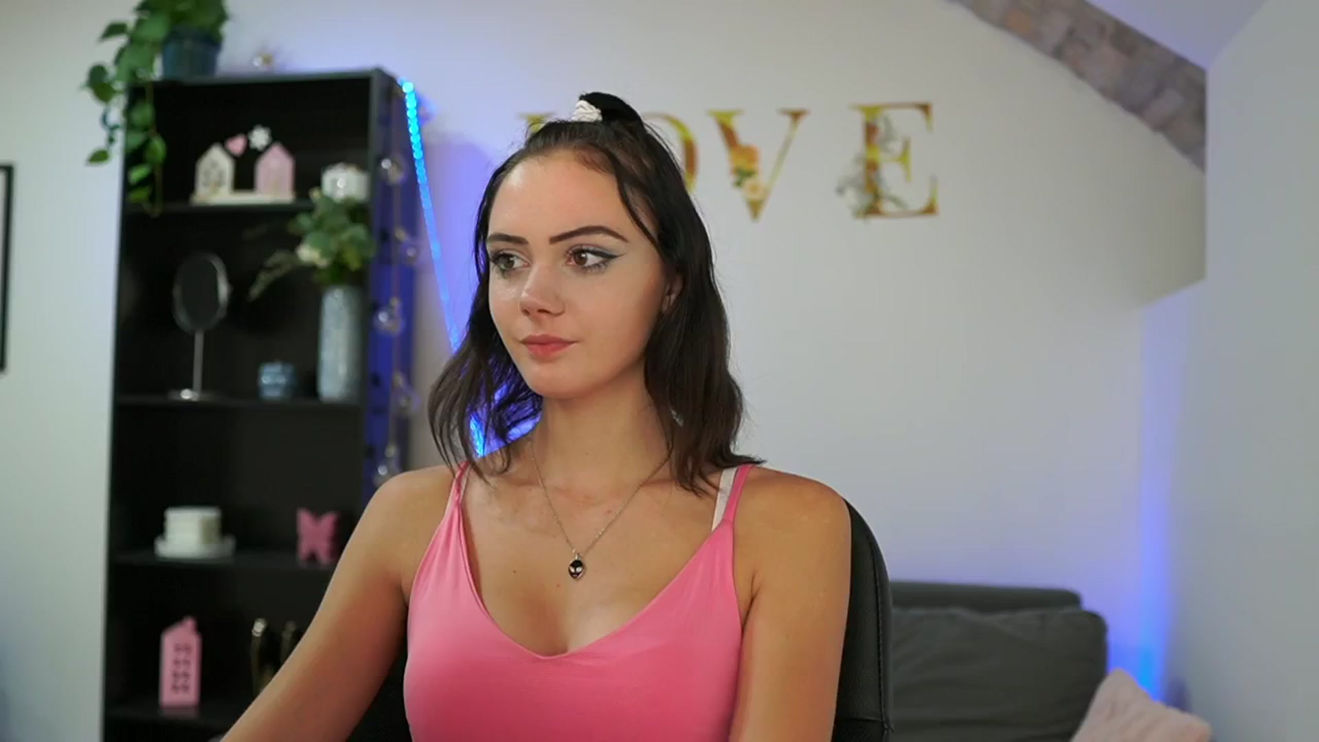 Gallery image thumbnail from Christina_R's myfreecams stream on, 05/16/2024, 17:21 image 1 of 20