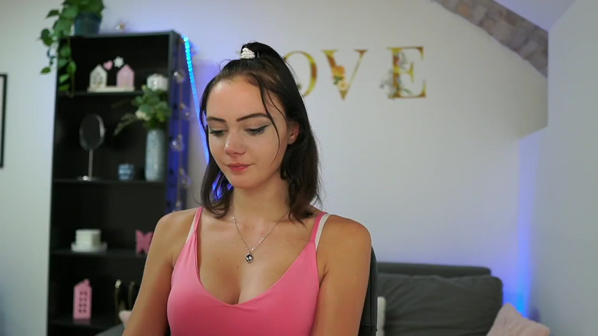 Gallery image thumbnail from Christina_R's myfreecams stream on, 05/16/2024, 18:29 image 13 of 20