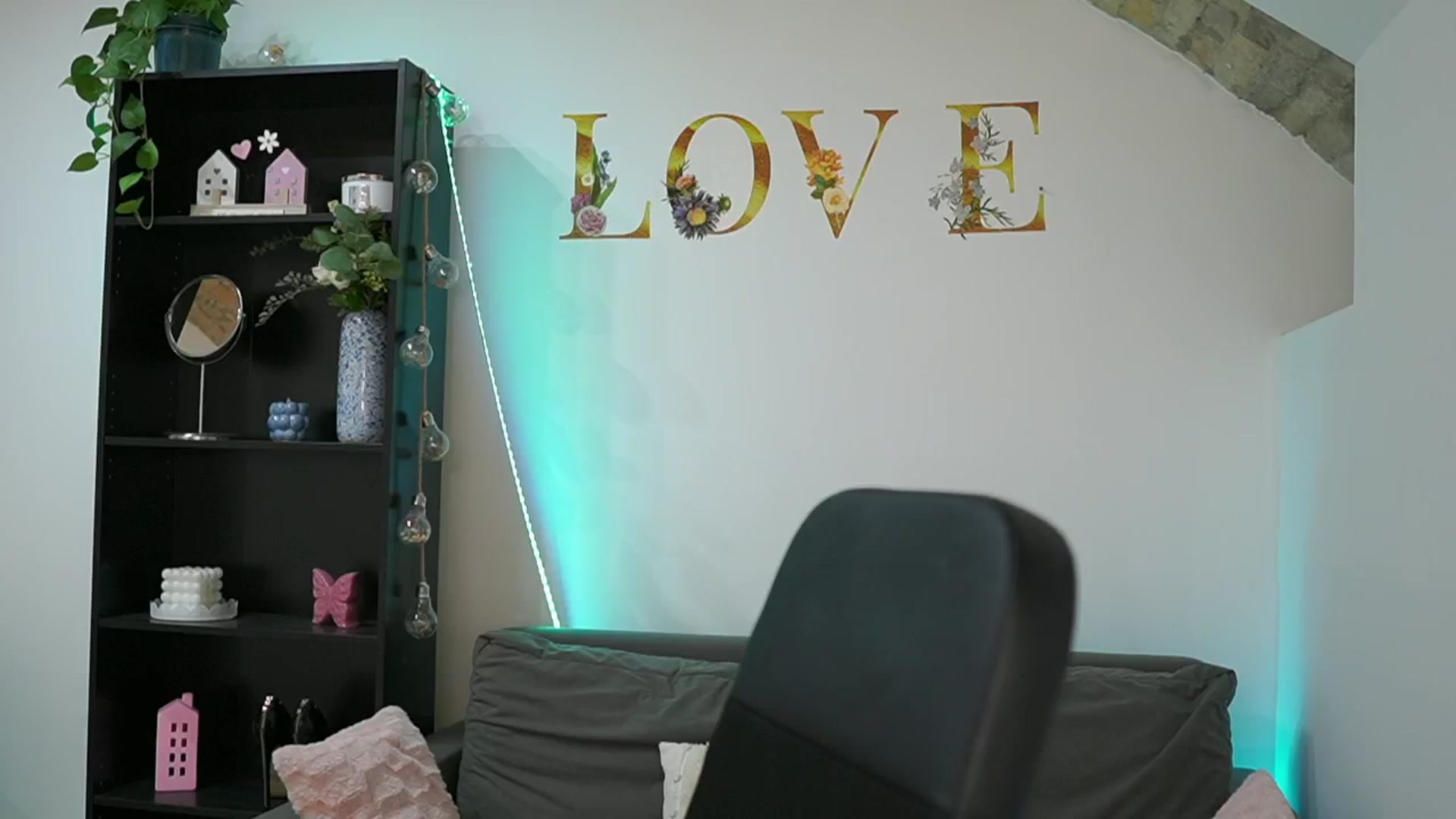 Gallery image thumbnail from Christina_R's myfreecams stream on, 05/17/2024, 11:09 image 17 of 20