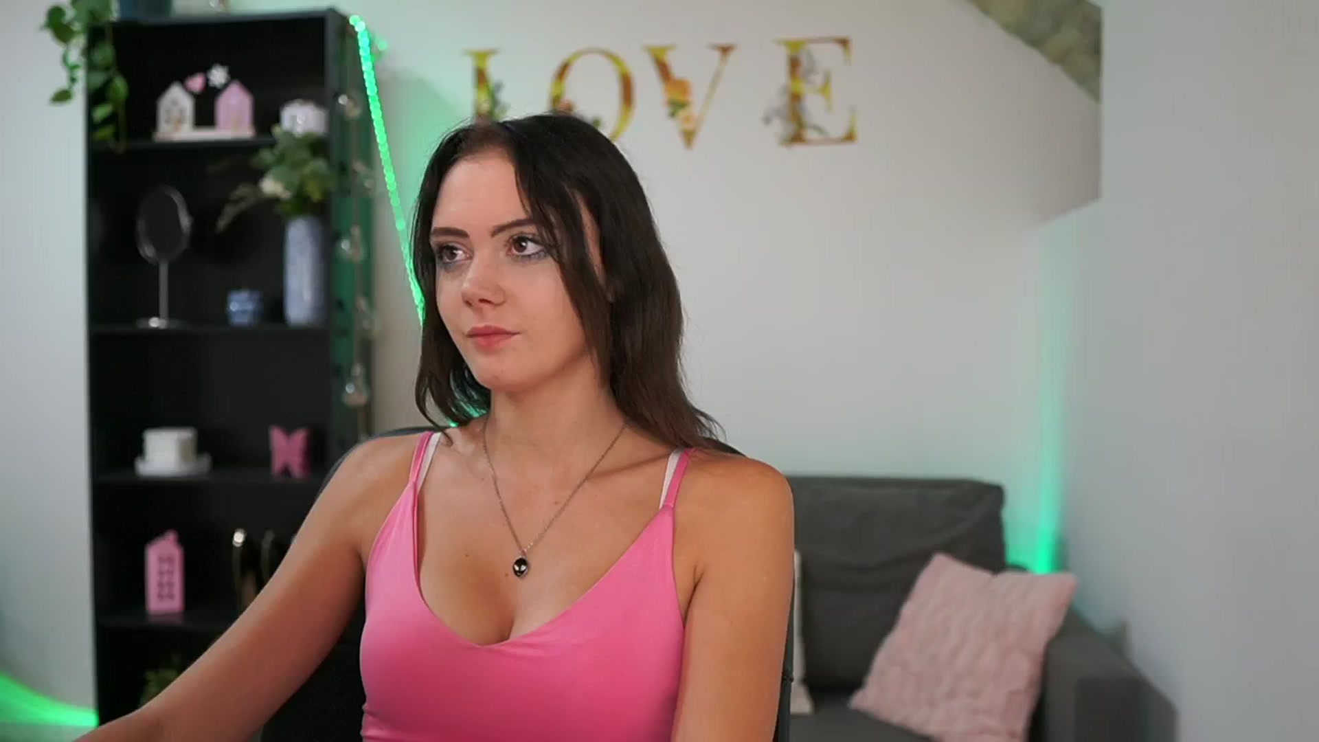 Gallery image thumbnail from Christina_R's myfreecams stream on, 05/21/2024, 14:14 image 1 of 20