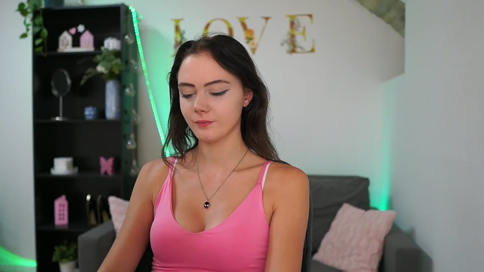 Gallery image thumbnail from Christina_R's myfreecams stream on, 05/21/2024, 14:45 image 6 of 20