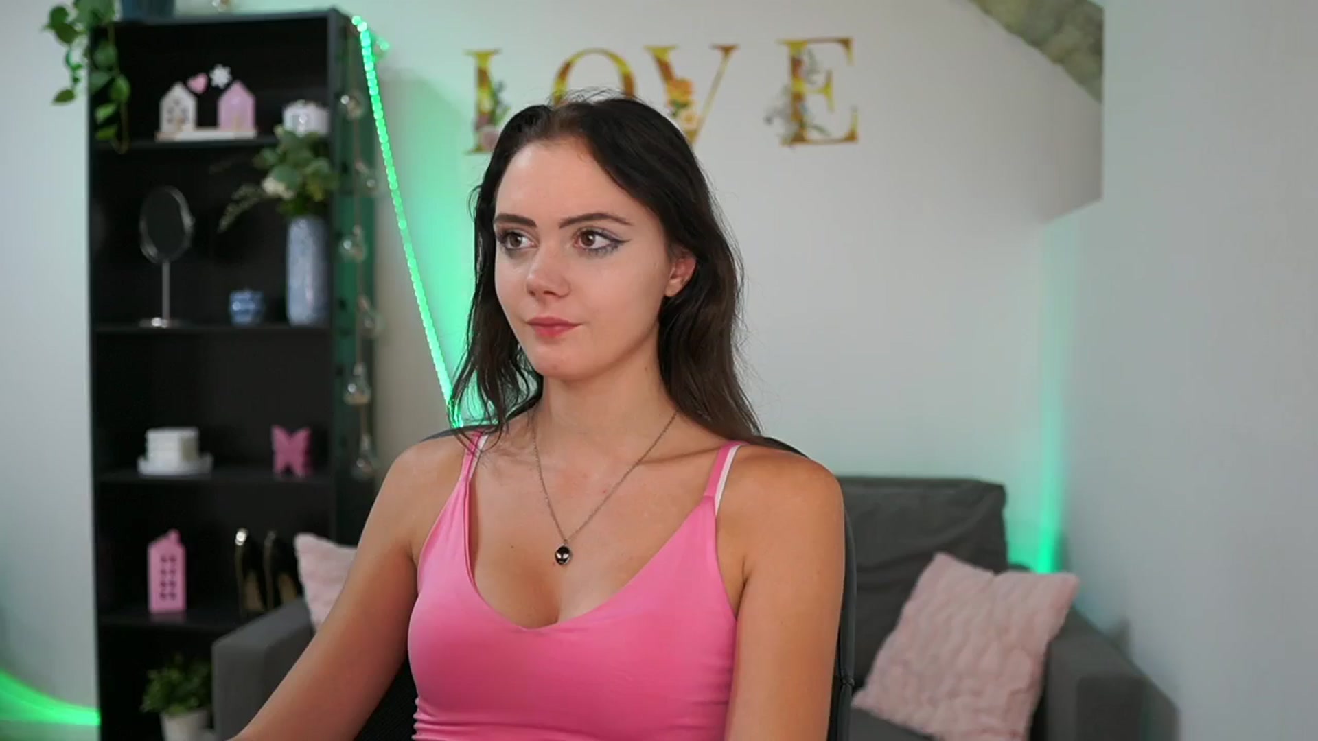 Gallery image thumbnail from Christina_R's myfreecams stream on, 05/21/2024, 14:45 image 9 of 20