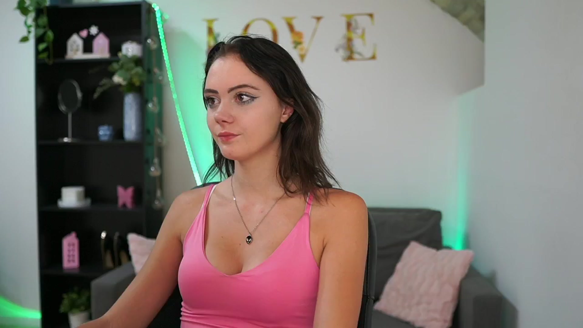 Gallery image thumbnail from Christina_R's myfreecams stream on, 05/21/2024, 14:45 image 18 of 20