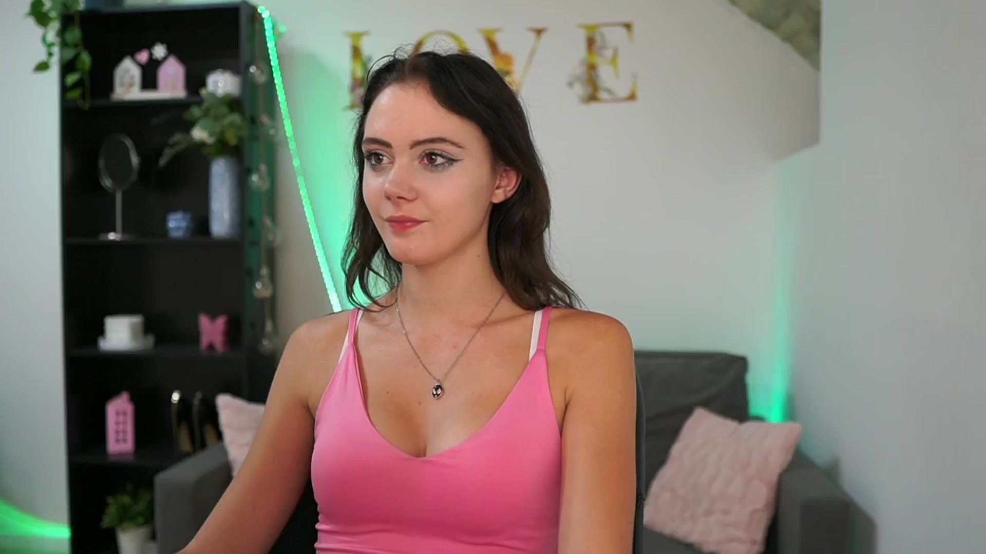 Gallery image thumbnail from Christina_R's myfreecams stream on, 05/21/2024, 16:21 image 20 of 20