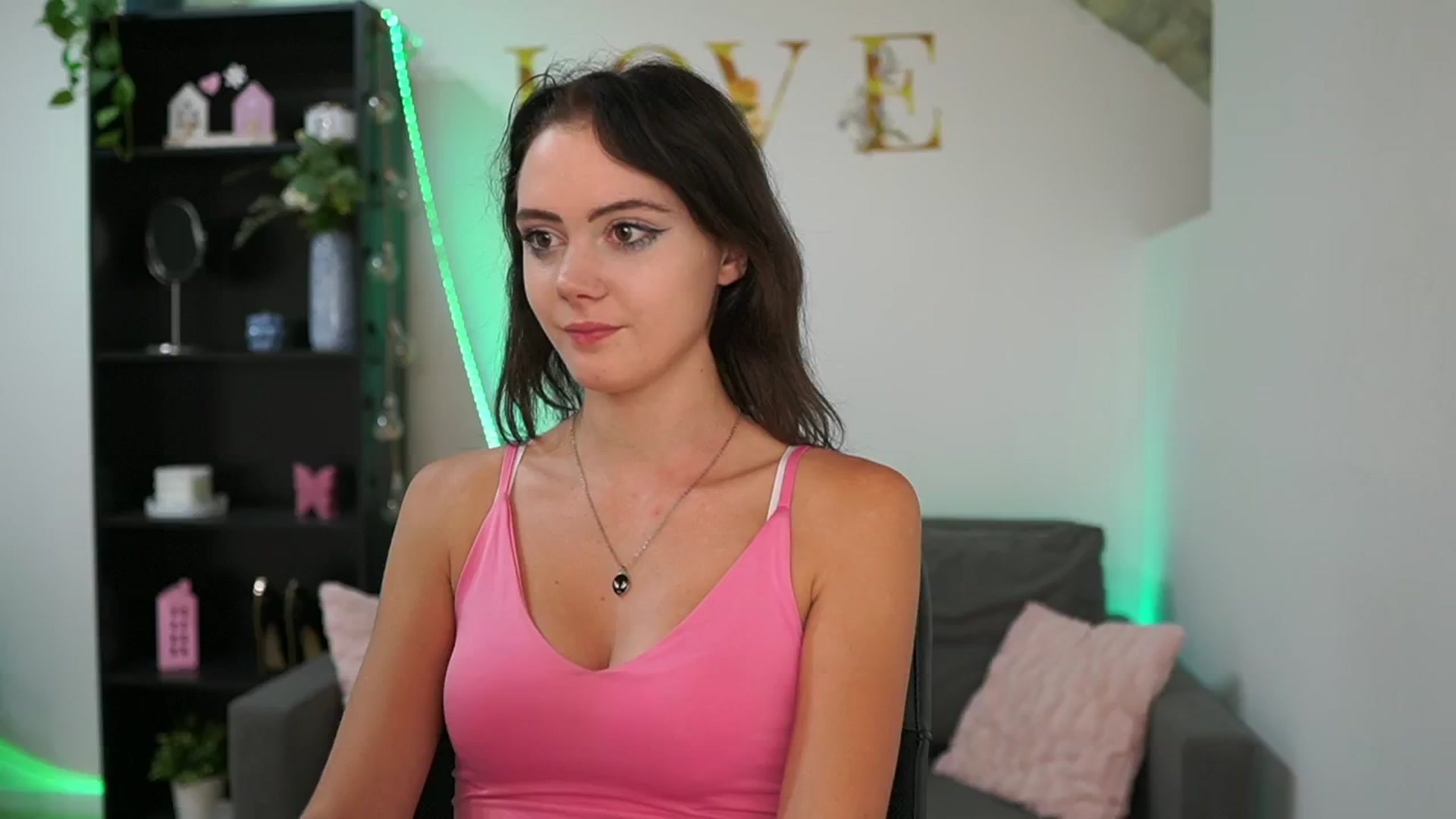 Gallery image thumbnail from Christina_R's myfreecams stream on, 05/21/2024, 16:21 image 2 of 20