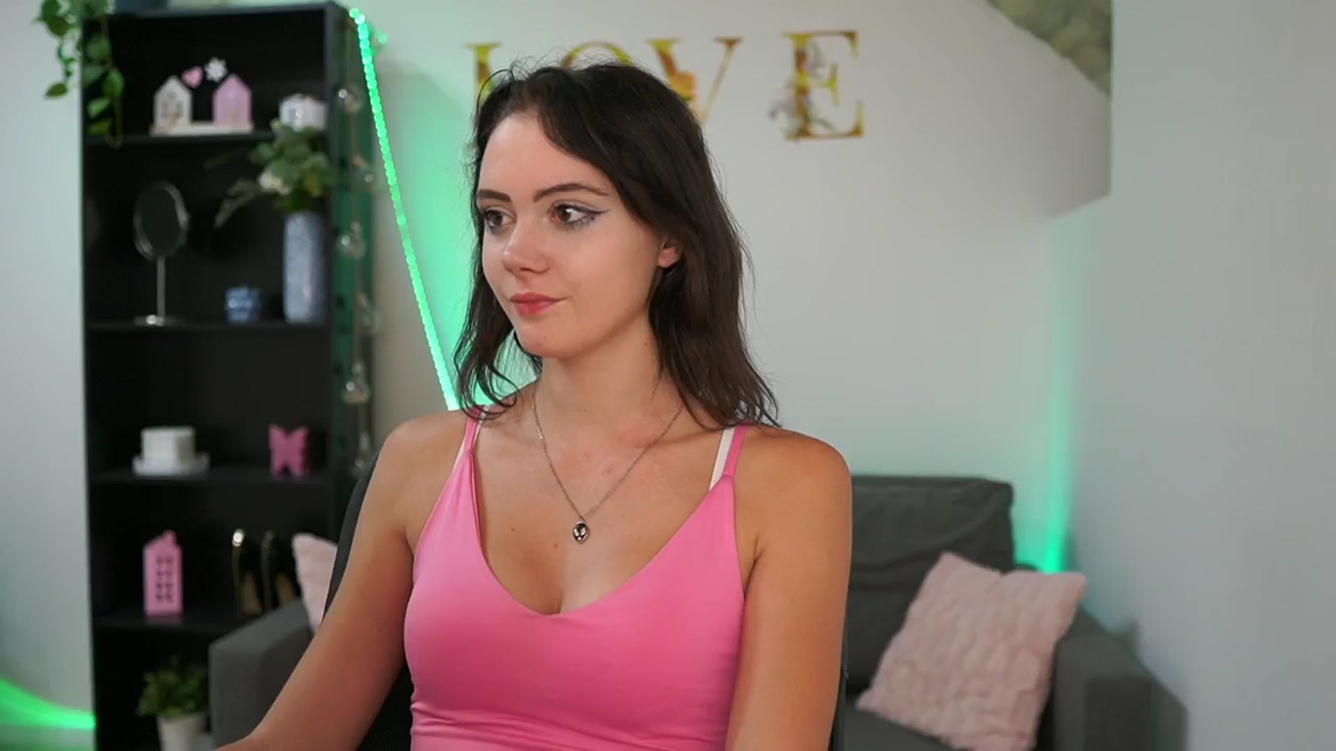 Gallery image thumbnail from Christina_R's myfreecams stream on, 05/21/2024, 16:21 image 7 of 20