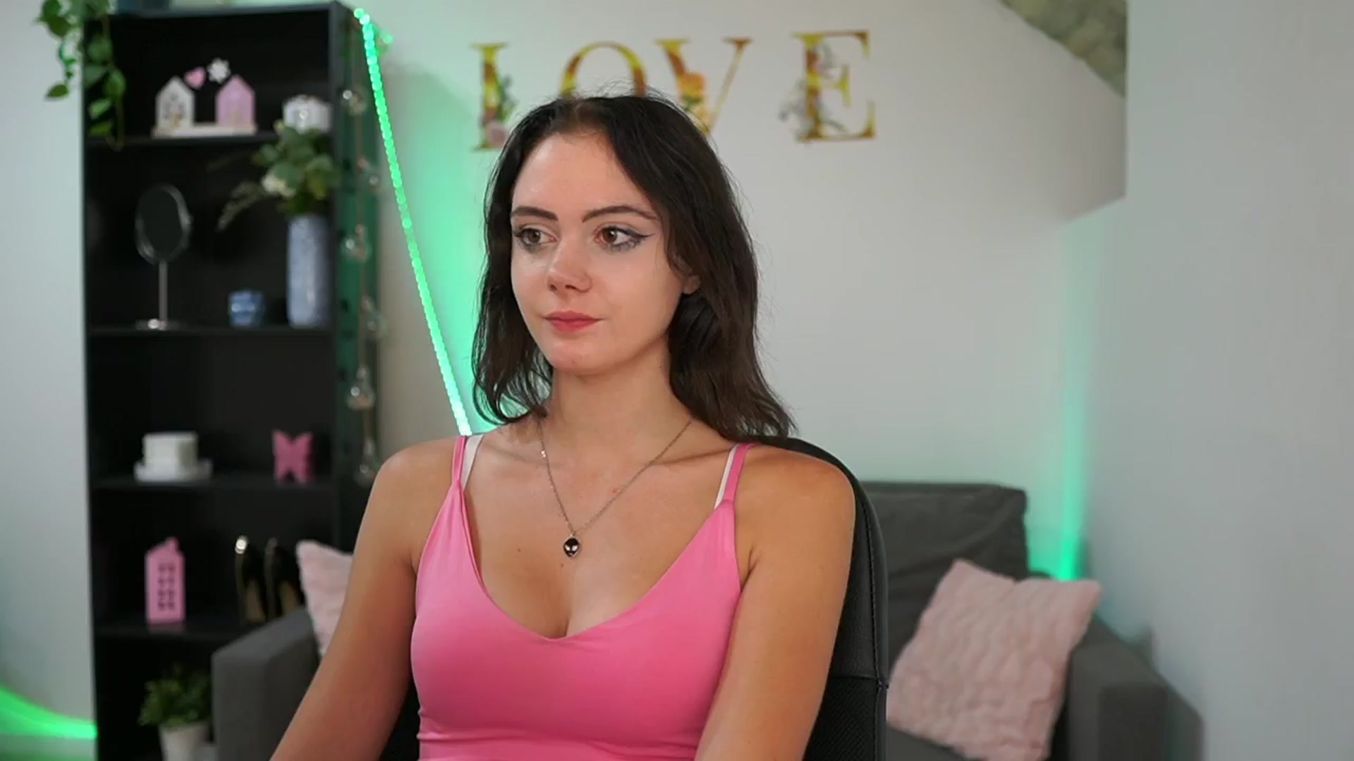 Gallery image thumbnail from Christina_R's myfreecams stream on, 05/21/2024, 18:08 image 19 of 20