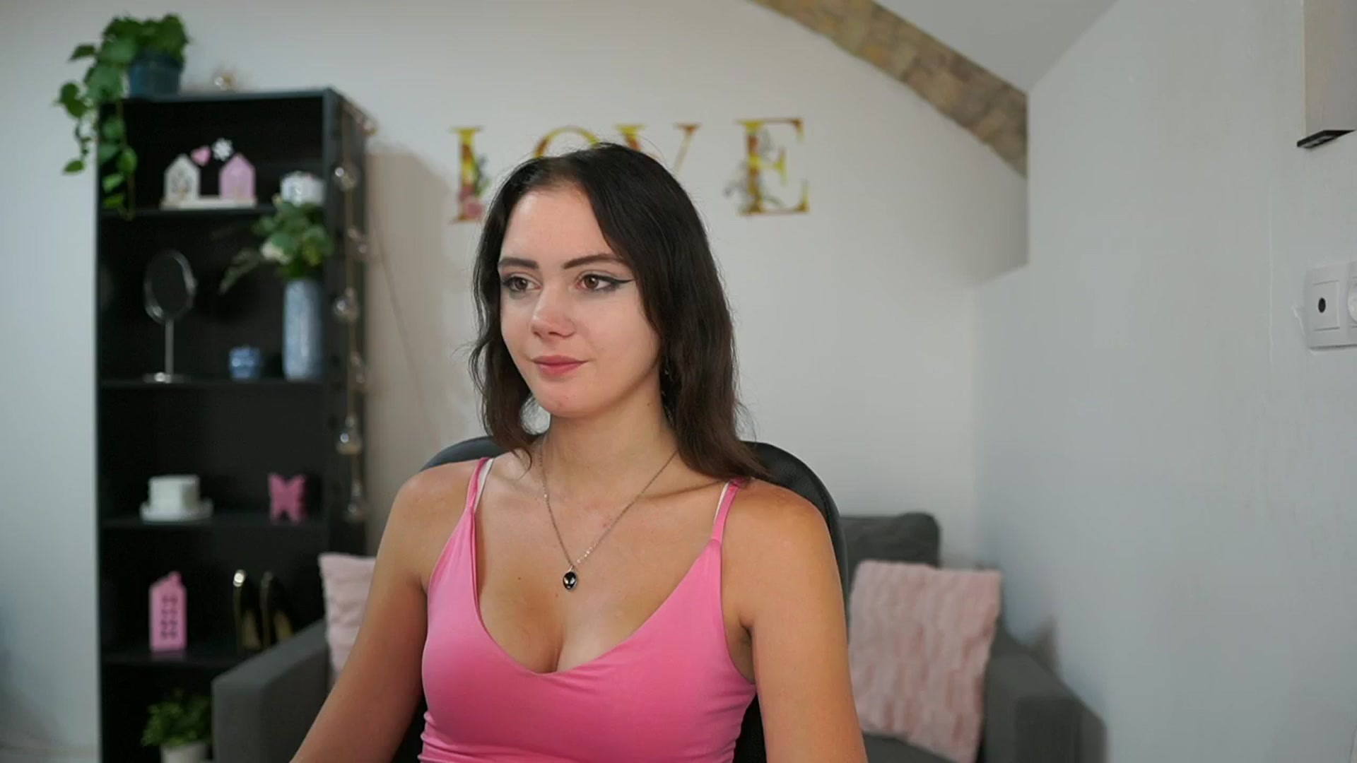 Gallery image thumbnail from Christina_R's myfreecams stream on, 05/22/2024, 13:33 image 19 of 20