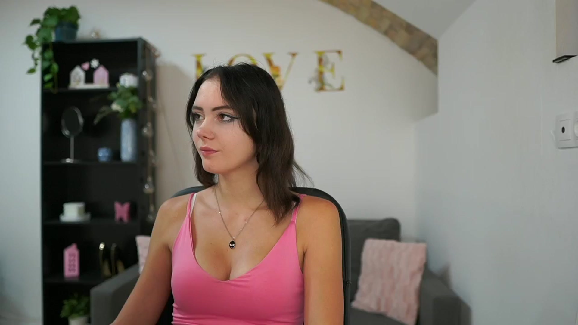 Gallery image thumbnail from Christina_R's myfreecams stream on, 05/22/2024, 13:33 image 4 of 20