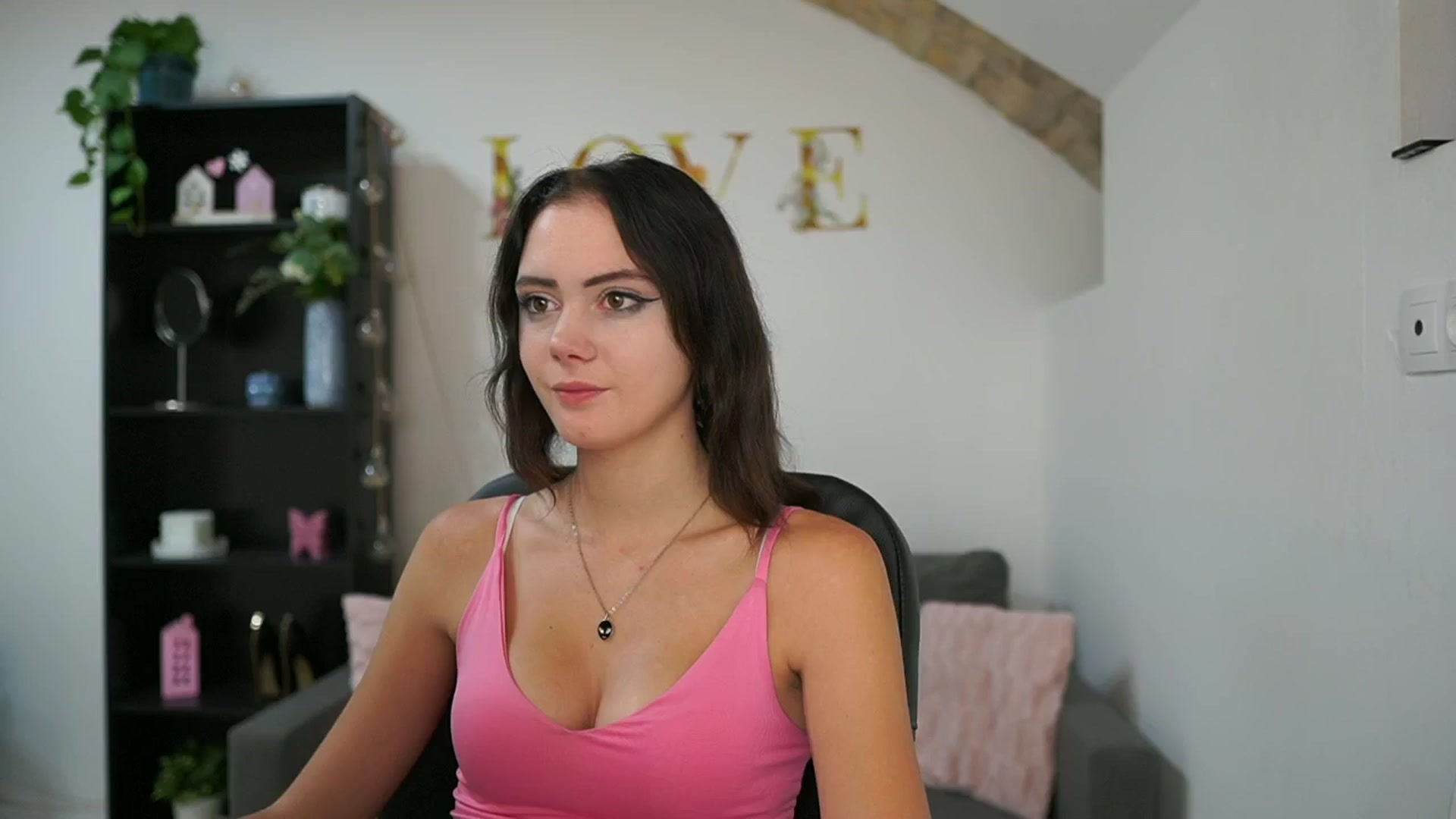 Gallery image thumbnail from Christina_R's myfreecams stream on, 05/22/2024, 13:33 image 16 of 20