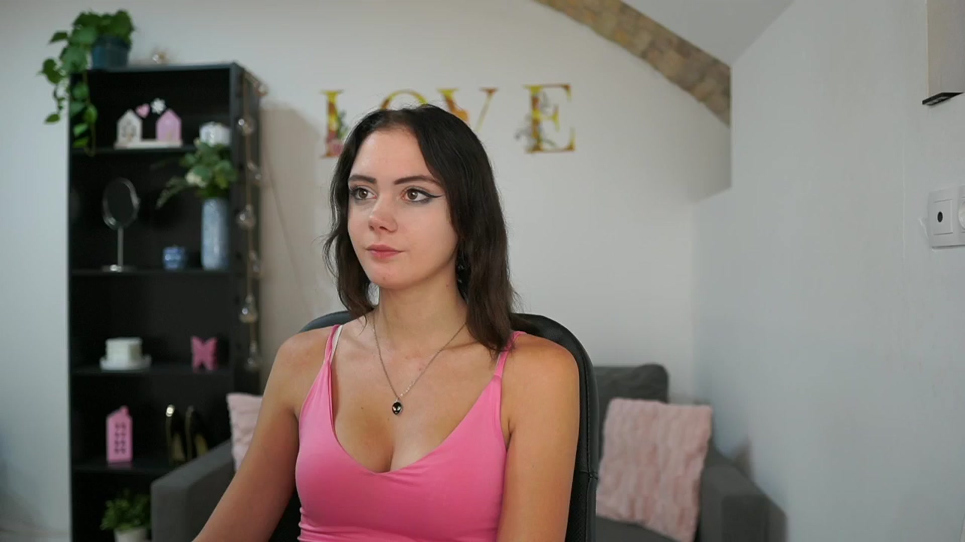 Gallery image thumbnail from Christina_R's myfreecams stream on, 05/22/2024, 13:33 image 11 of 20