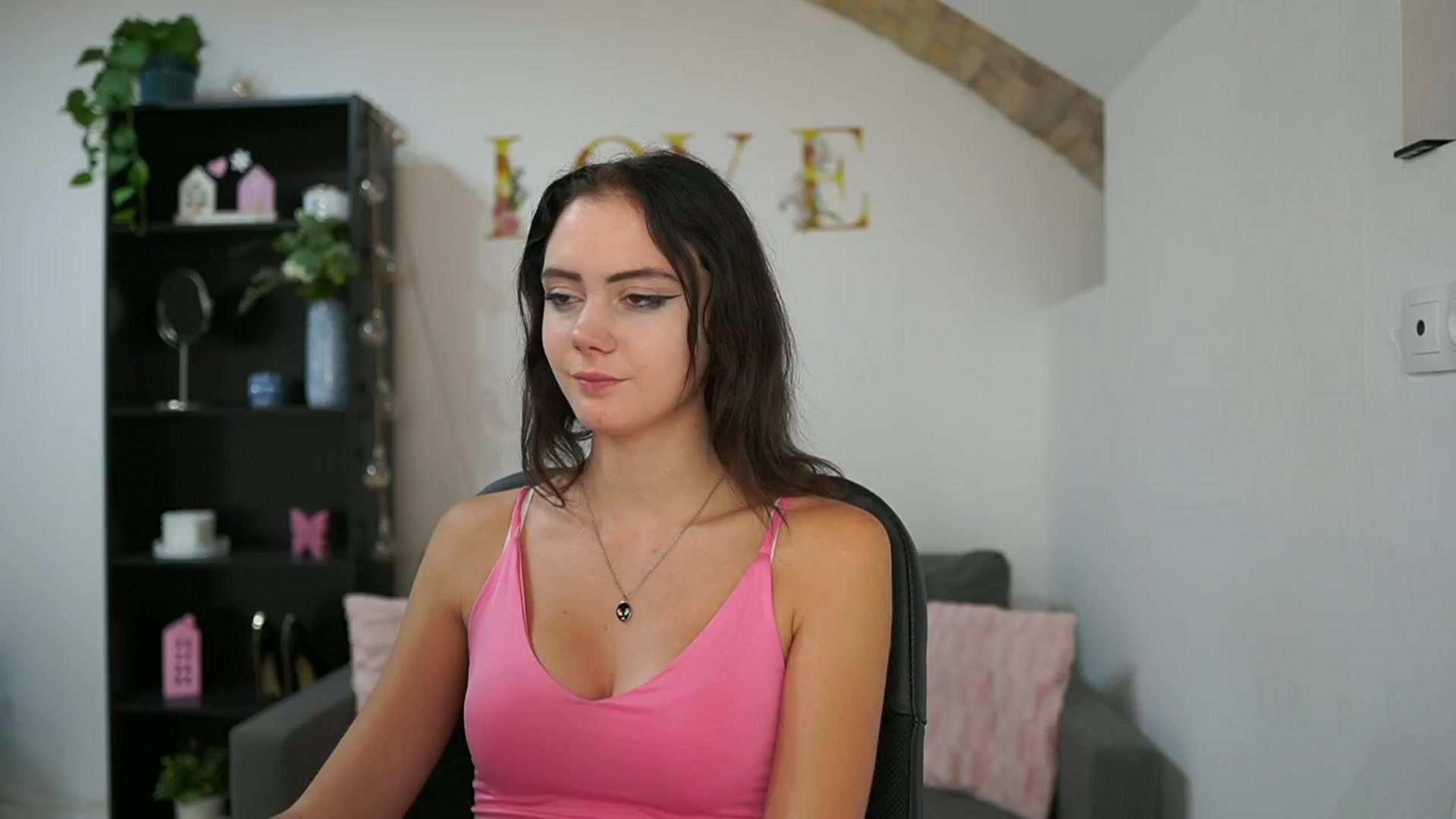 Gallery image thumbnail from Christina_R's myfreecams stream on, 05/22/2024, 15:53 image 14 of 20