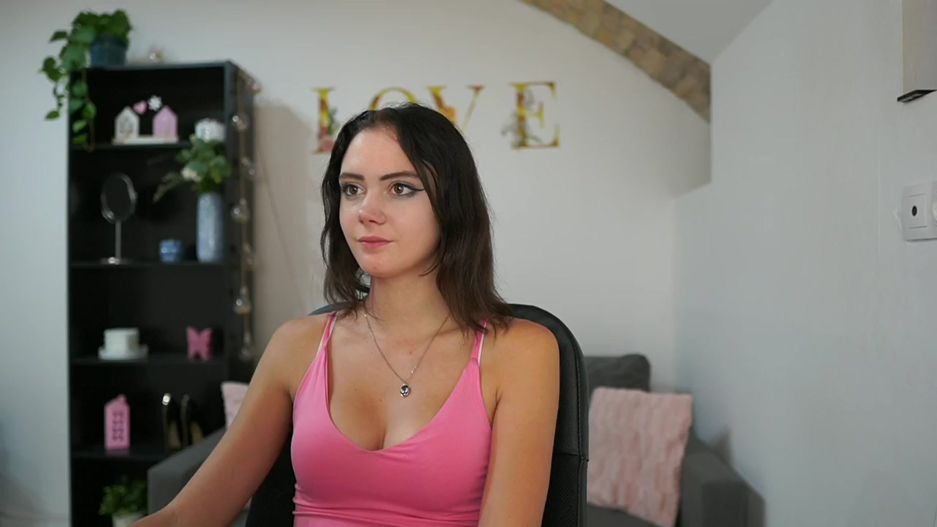Gallery image thumbnail from Christina_R's myfreecams stream on, 05/22/2024, 15:53 image 9 of 20