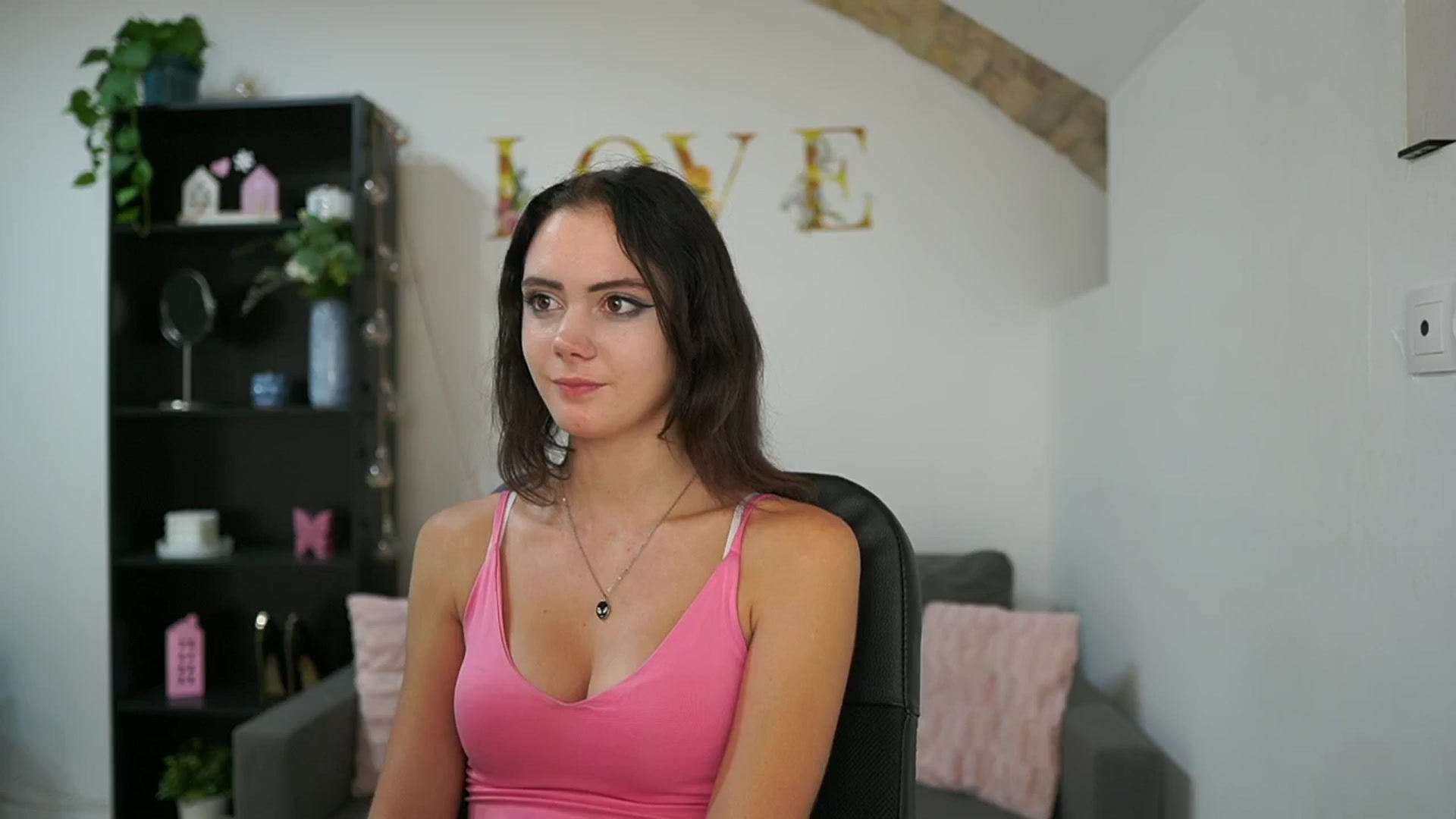 Gallery image thumbnail from Christina_R's myfreecams stream on, 05/22/2024, 18:14 image 19 of 20