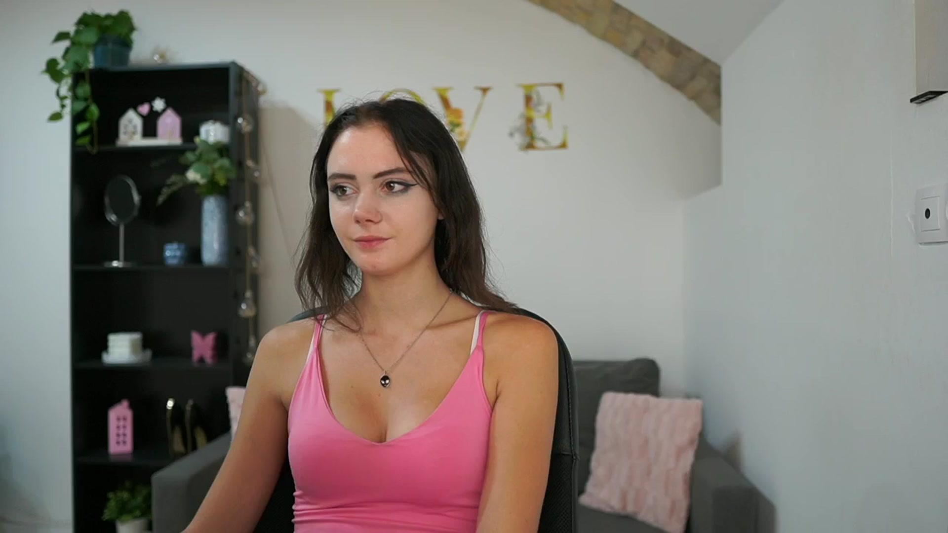 Gallery image thumbnail from Christina_R's myfreecams stream on, 05/22/2024, 18:14 image 3 of 20