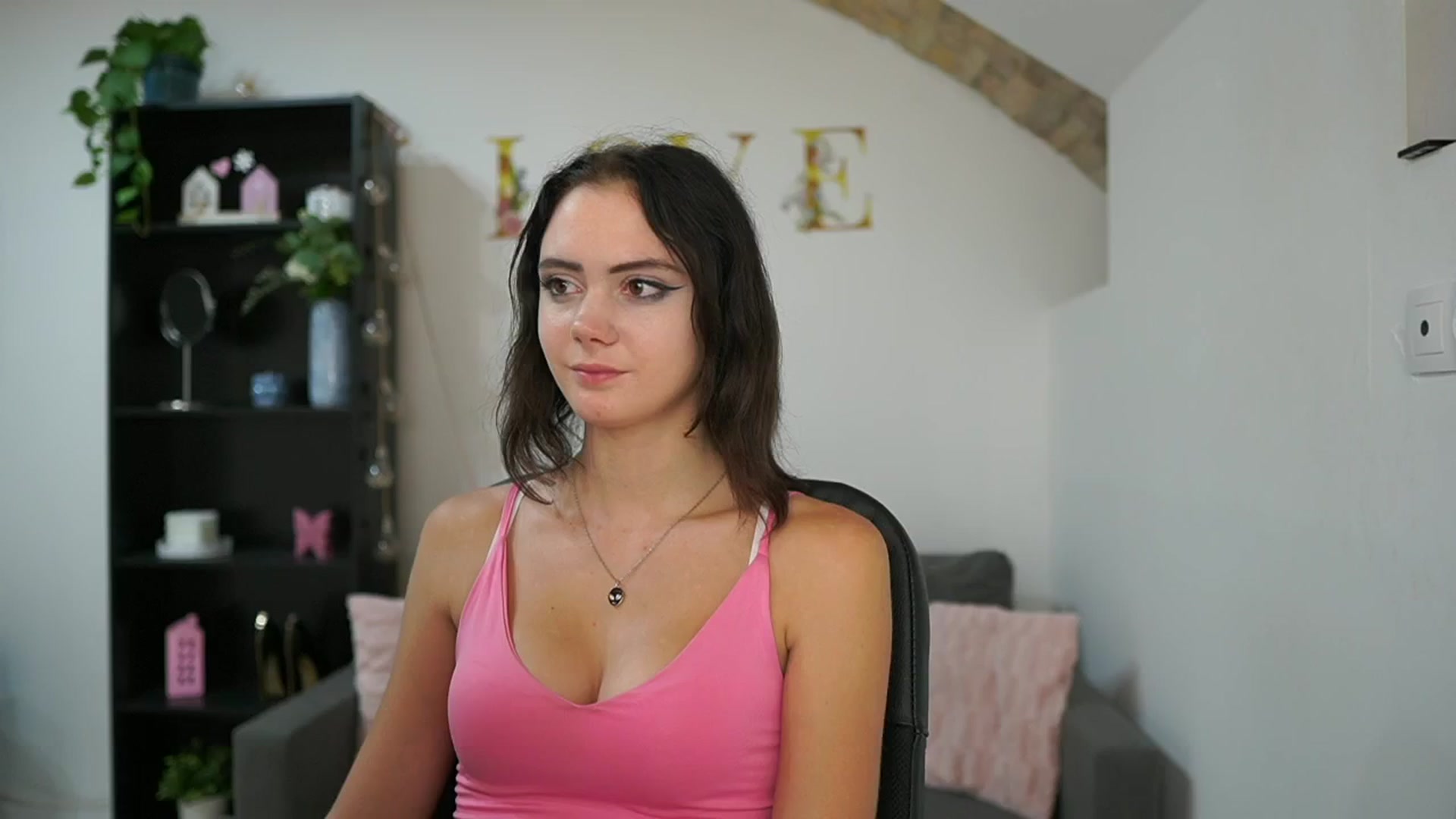 Gallery image thumbnail from Christina_R's myfreecams stream on, 05/22/2024, 18:14 image 17 of 20