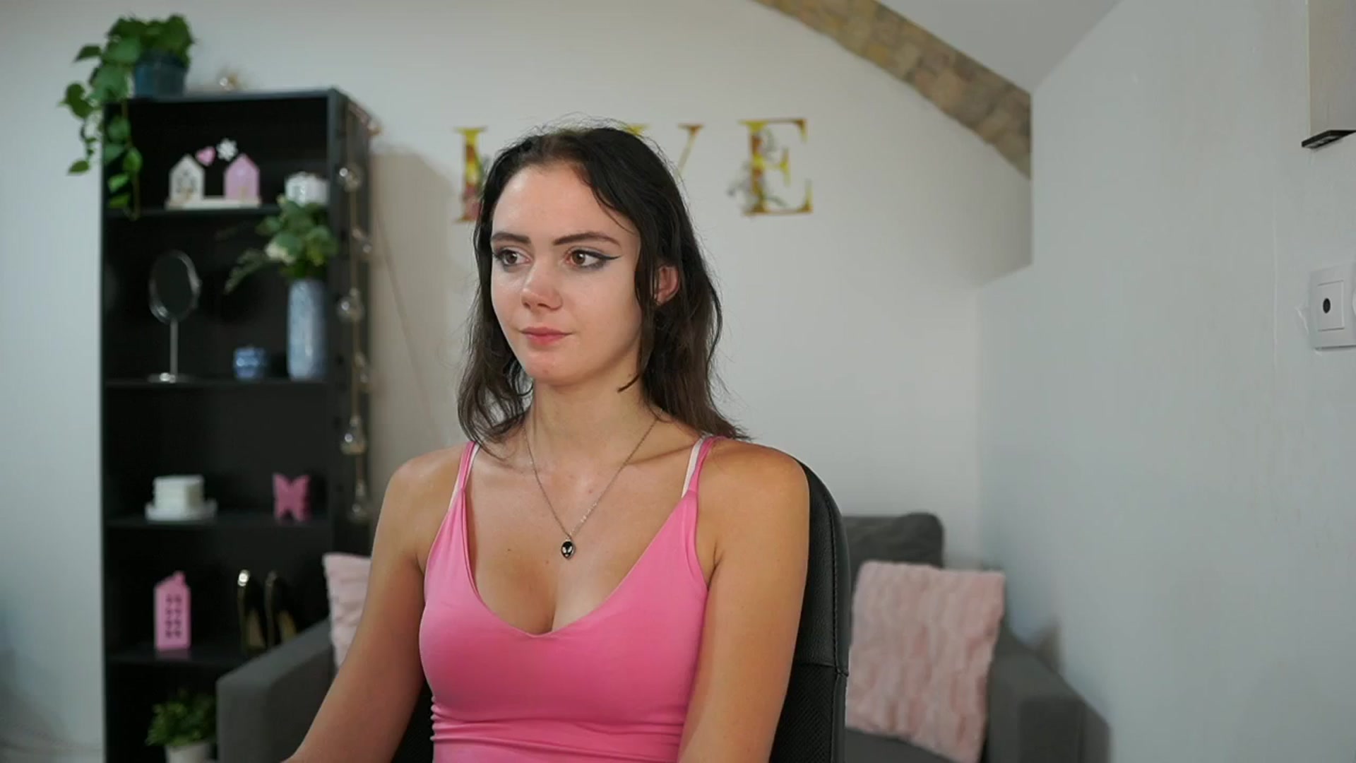 Gallery image thumbnail from Christina_R's myfreecams stream on, 05/22/2024, 18:14 image 10 of 20
