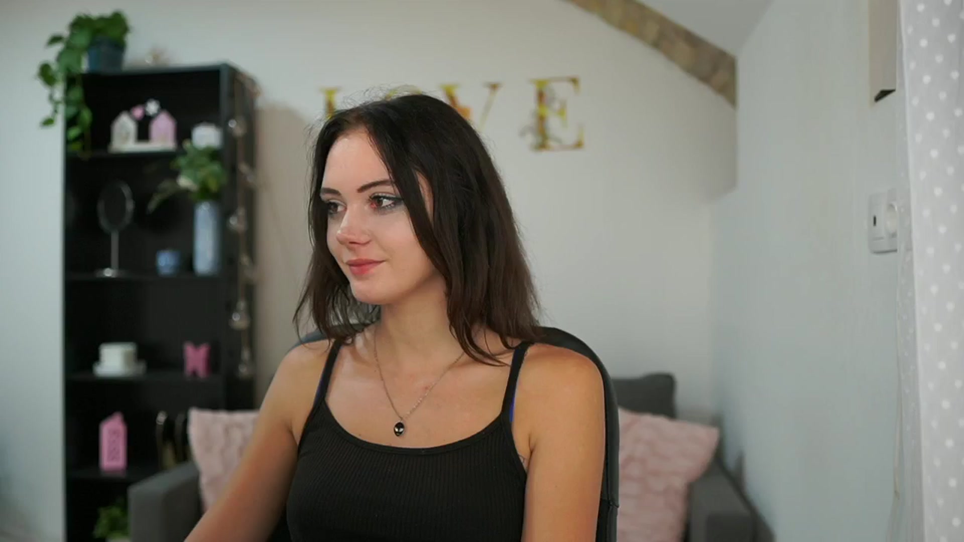 Gallery image thumbnail from Christina_R's myfreecams stream on, 05/23/2024, 14:55 image 7 of 20