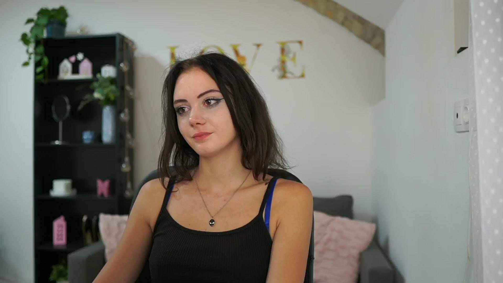 Gallery image thumbnail from Christina_R's myfreecams stream on, 05/23/2024, 17:31 image 18 of 20