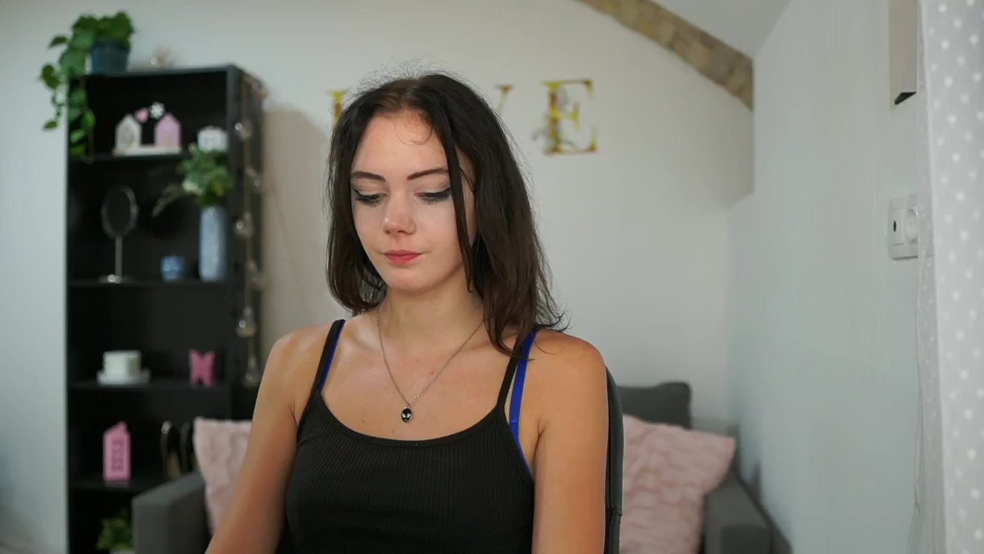 Gallery image thumbnail from Christina_R's myfreecams stream on, 05/23/2024, 17:31 image 4 of 20