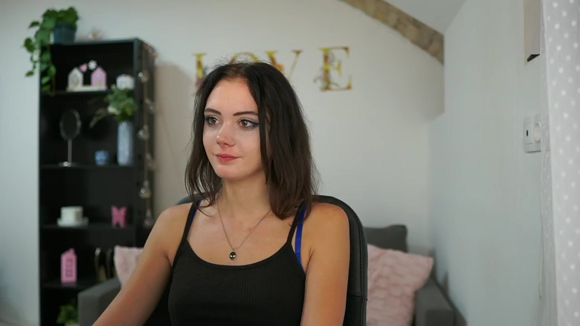 Gallery image thumbnail from Christina_R's myfreecams stream on, 05/23/2024, 17:31 image 16 of 20