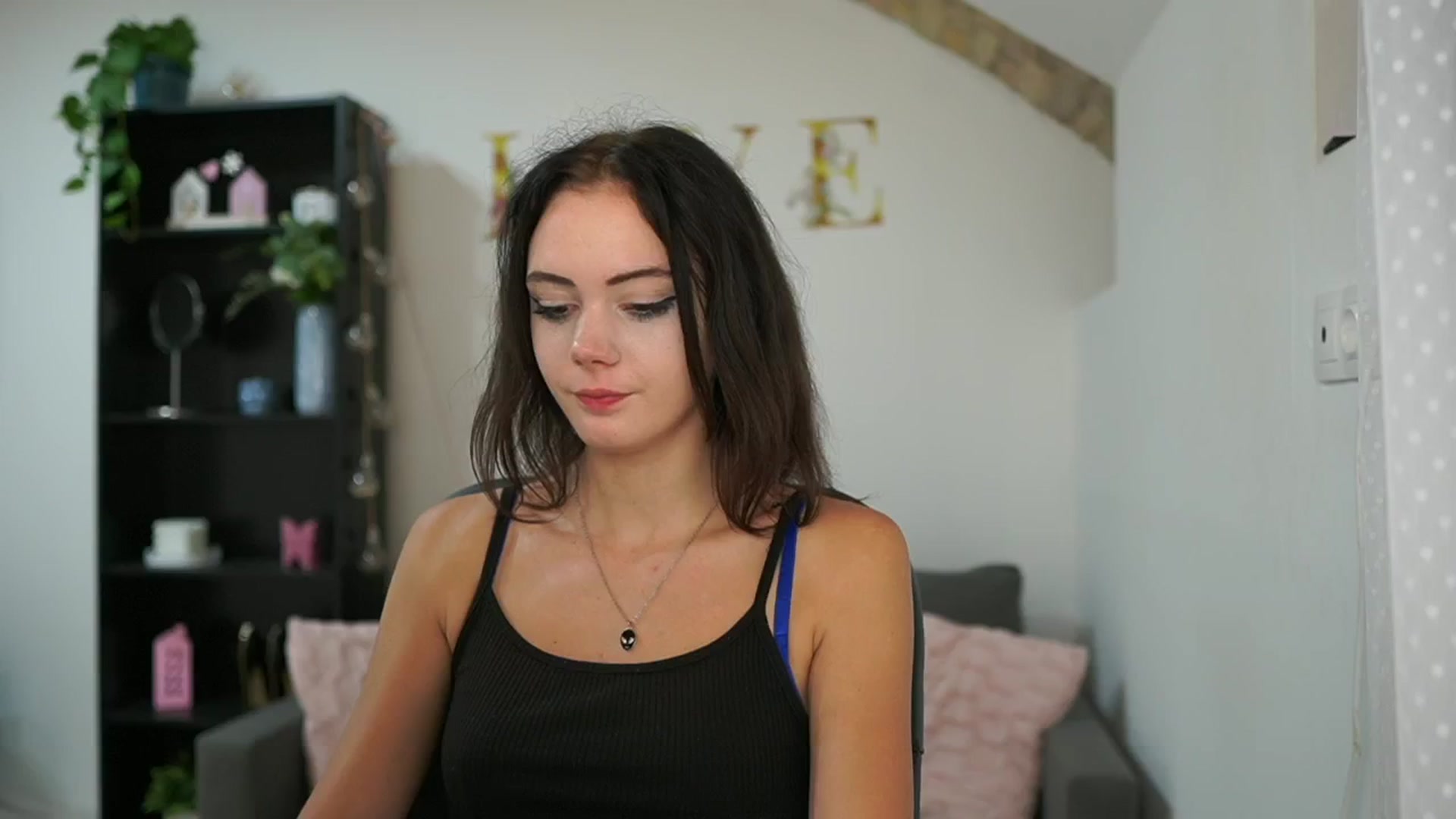 Gallery image thumbnail from Christina_R's myfreecams stream on, 05/23/2024, 17:31 image 9 of 20